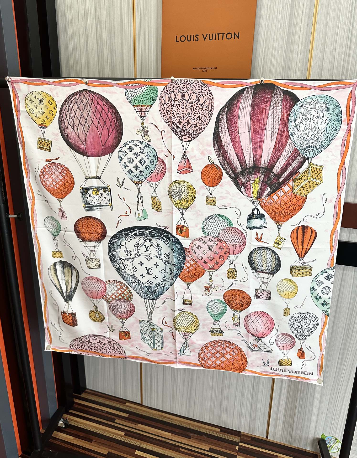 。LV官网同步【双面同色 热气球⚽️】精致卷边 太美了[庆祝]永远都是那么经典“通过别致的经典色彩向原创