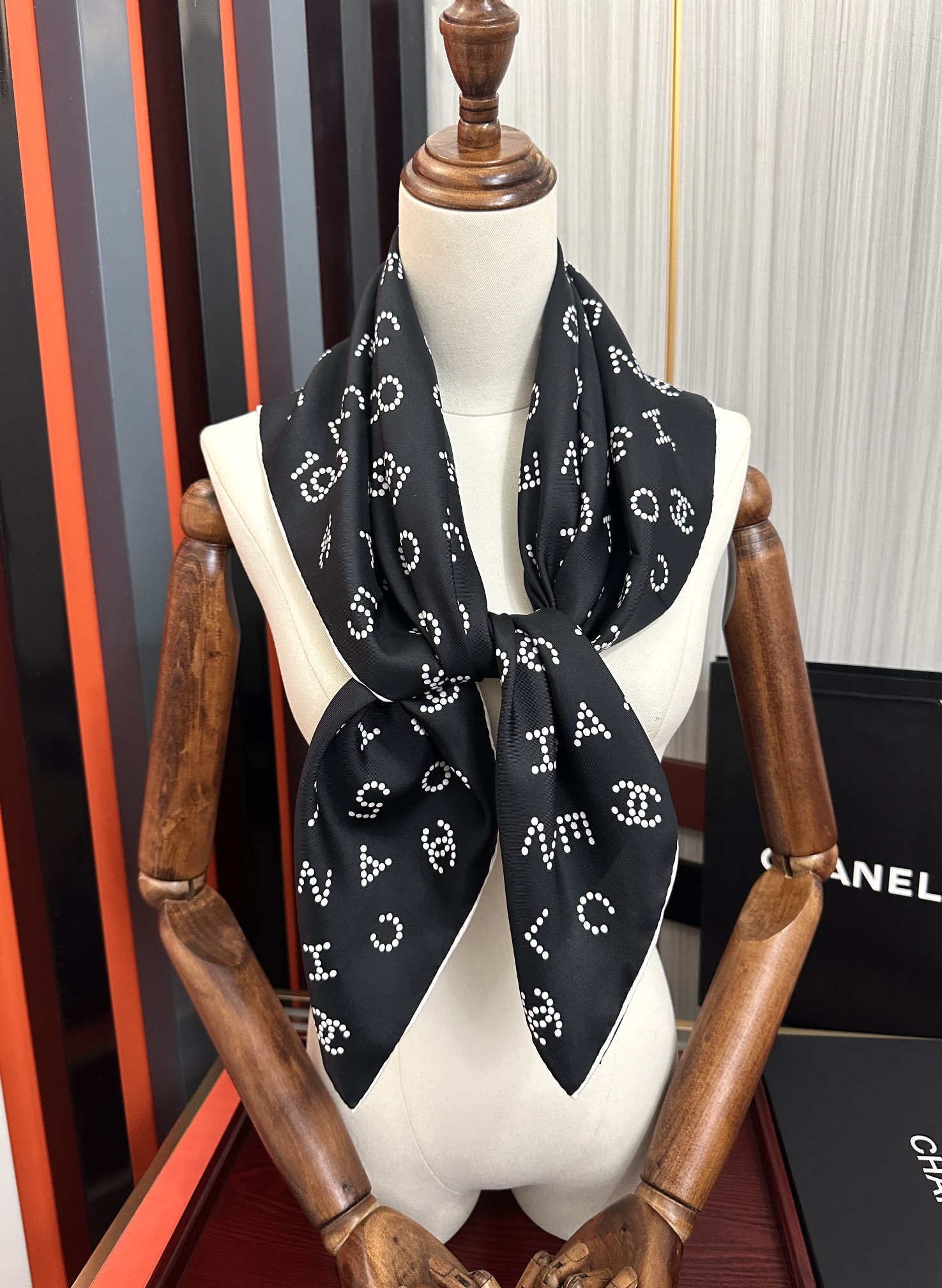 。 2010香奈儿 官网同步【双面同色 18姆米】 高版本👍香奶奶永远都是比较经典[發]一条印有字母Lo