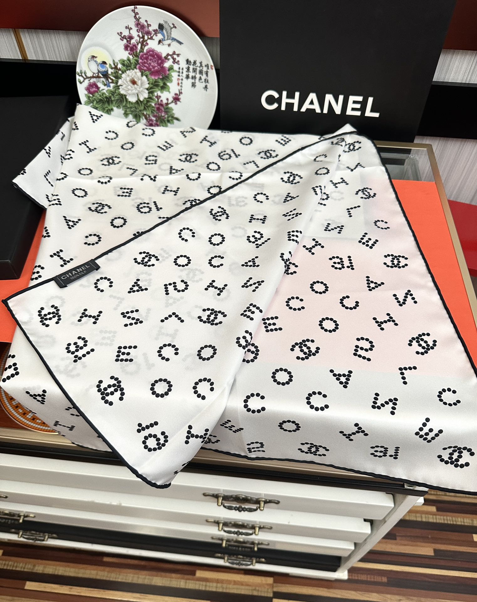 。 2010香奈儿 官网同步【双面同色 18姆米】 高版本👍香奶奶永远都是比较经典[發]一条印有字母Lo