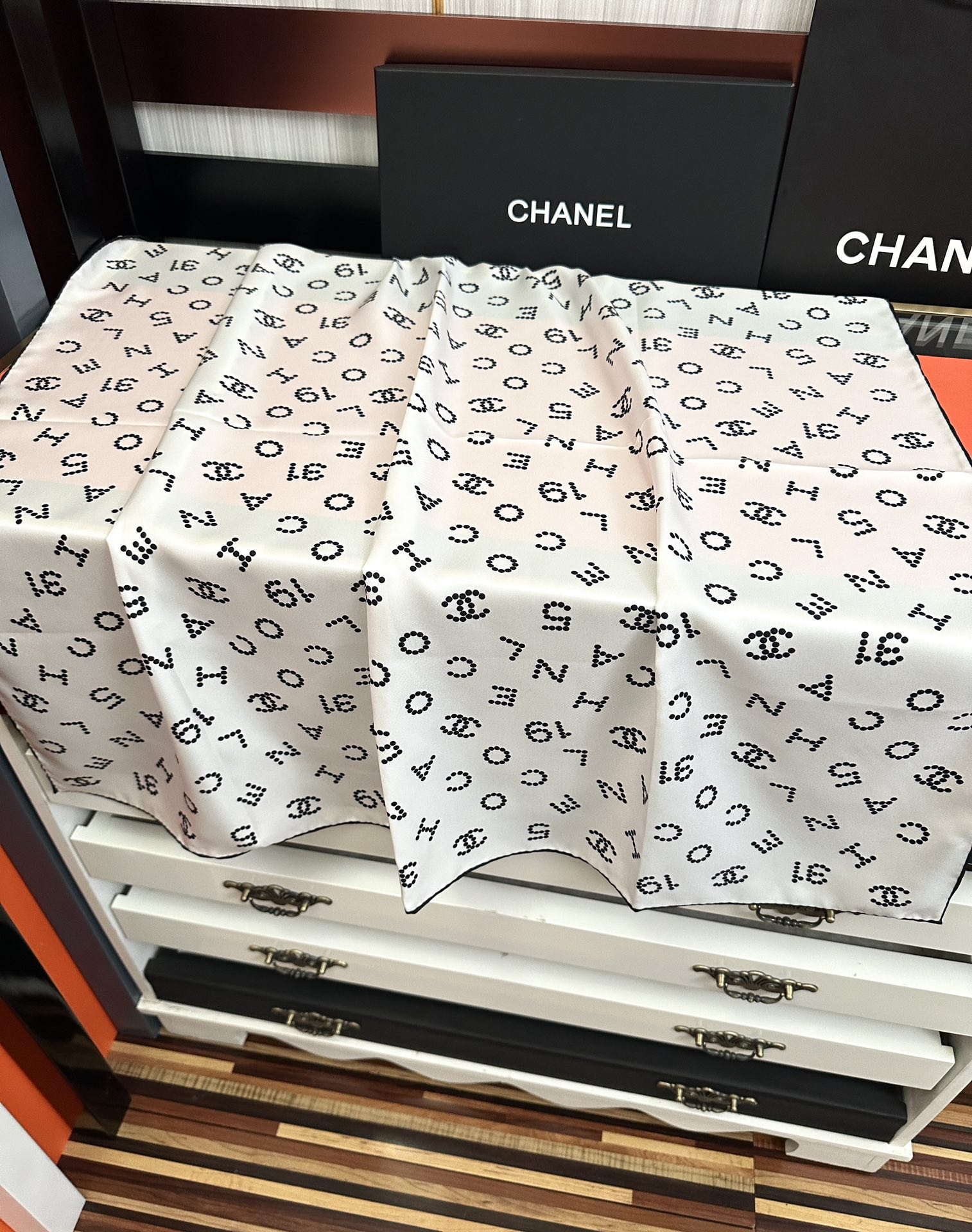 。 2010香奈儿 官网同步【双面同色 18姆米】 高版本👍香奶奶永远都是比较经典[發]一条印有字母Lo