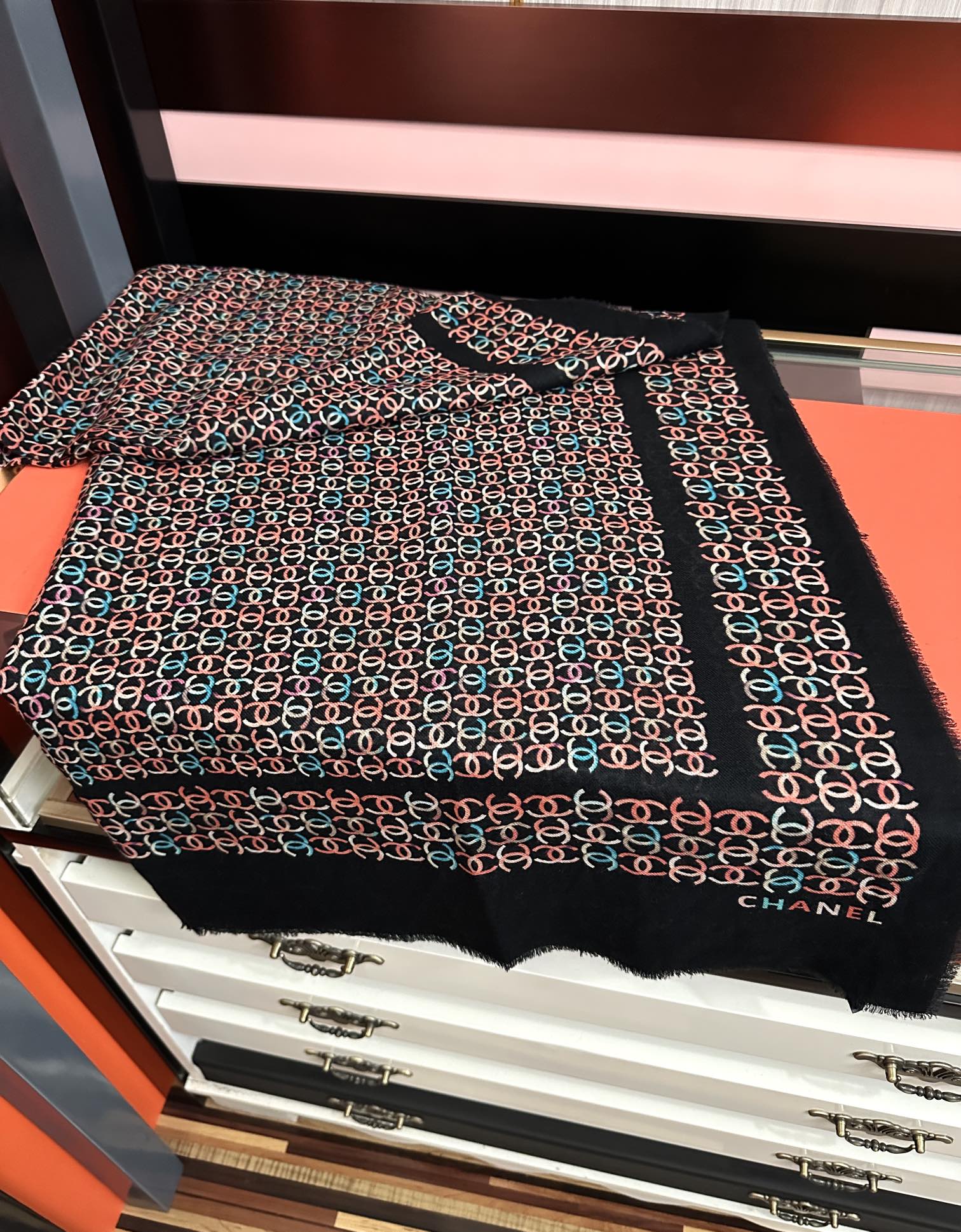 上新香奈儿2025 [玫瑰]顶级设计太美了，官网同步，真心赞👍【双C标志羊绒长巾】😘💍实物真心美 🎀披肩