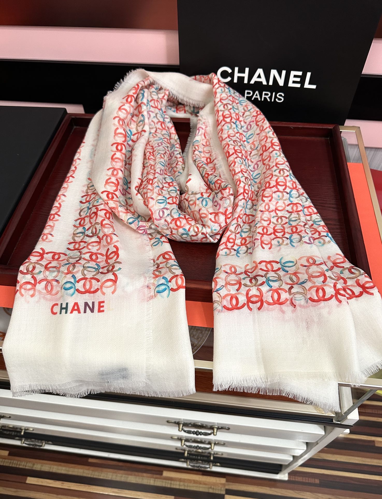 上新香奈儿2025 [玫瑰]顶级设计太美了，官网同步，真心赞👍【双C标志羊绒长巾】😘💍实物真心美 🎀披肩