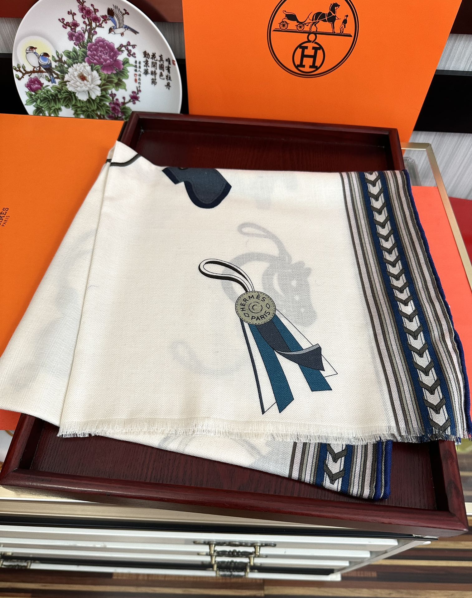 爆款[太阳]爱马士。2010 最新款双面同色印花[吃瓜]下手一定要快[嘴唇]四季都可以用[勾引]真心美的