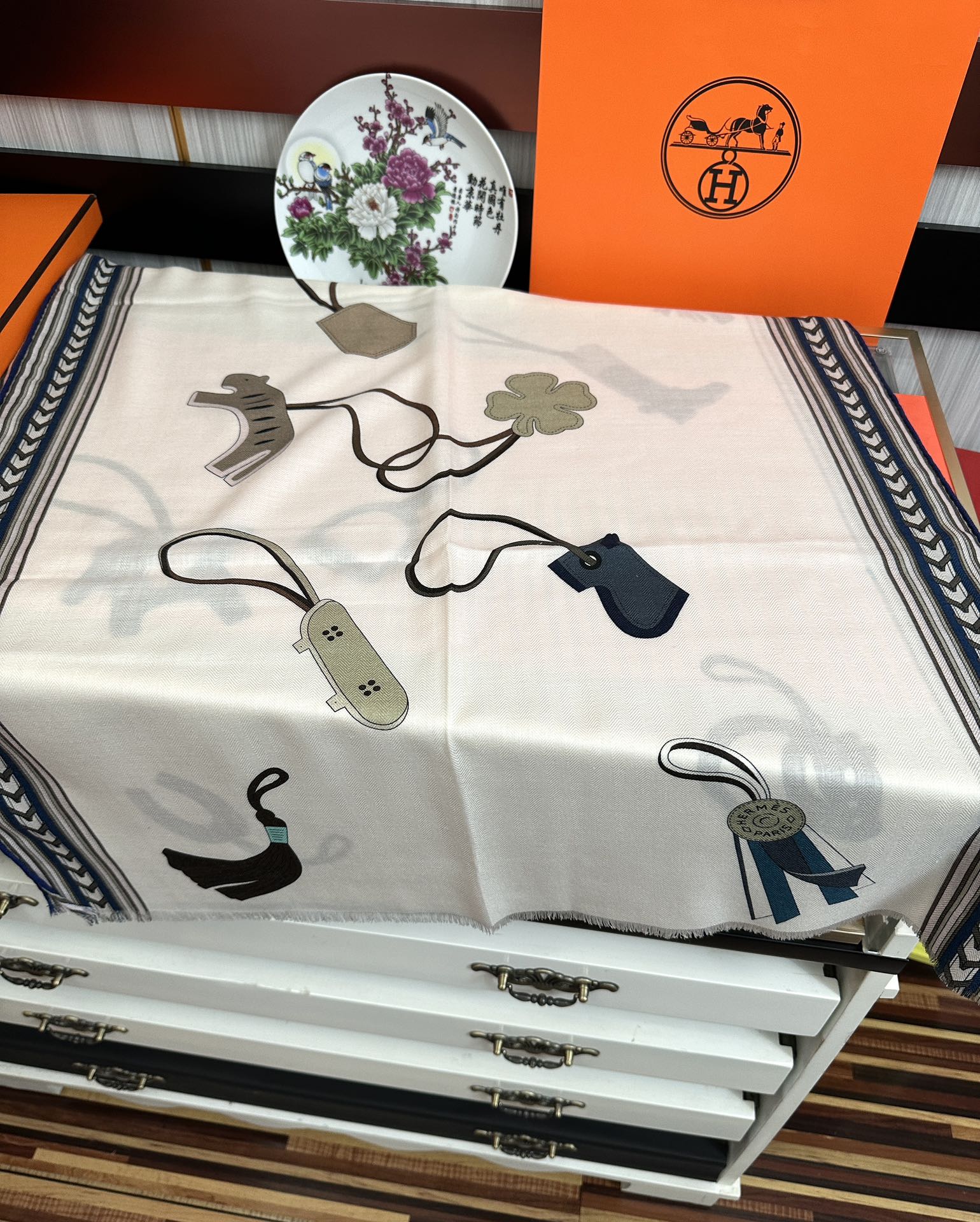 爆款[太阳]爱马士。2010 最新款双面同色印花[吃瓜]下手一定要快[嘴唇]四季都可以用[勾引]真心美的