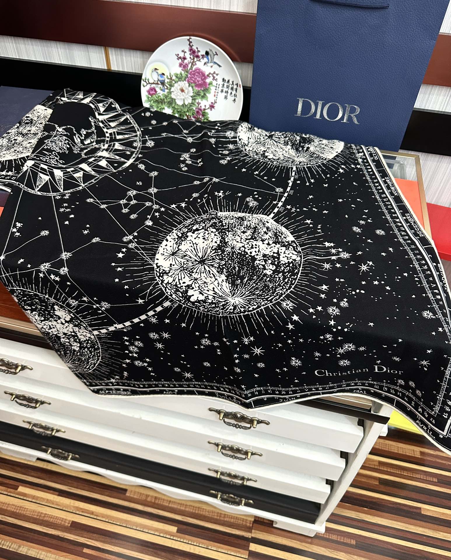 上新❤️迪奥 【双面同色地球图案】经典优雅[礼物]~气质到骨子里[色]新一季的面料超高级，真心超级柔软，