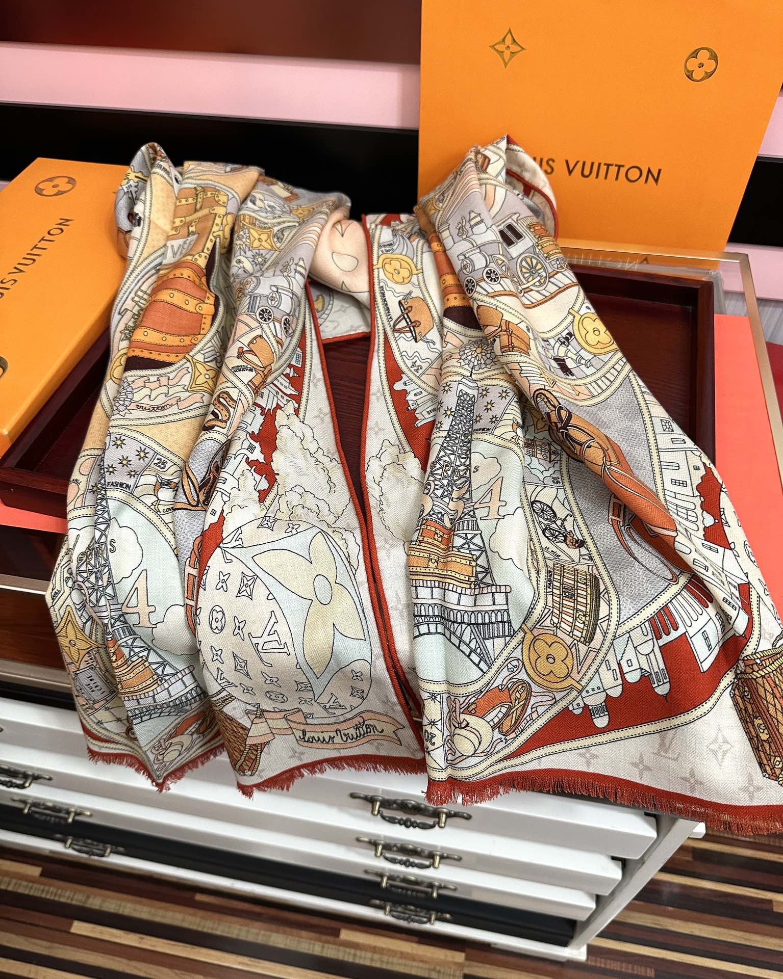 。 新款LV。高品质 【双面同色】女生必备款[得意]随便怎么围都好看[色]大气时尚 太美了[吃瓜]下手一