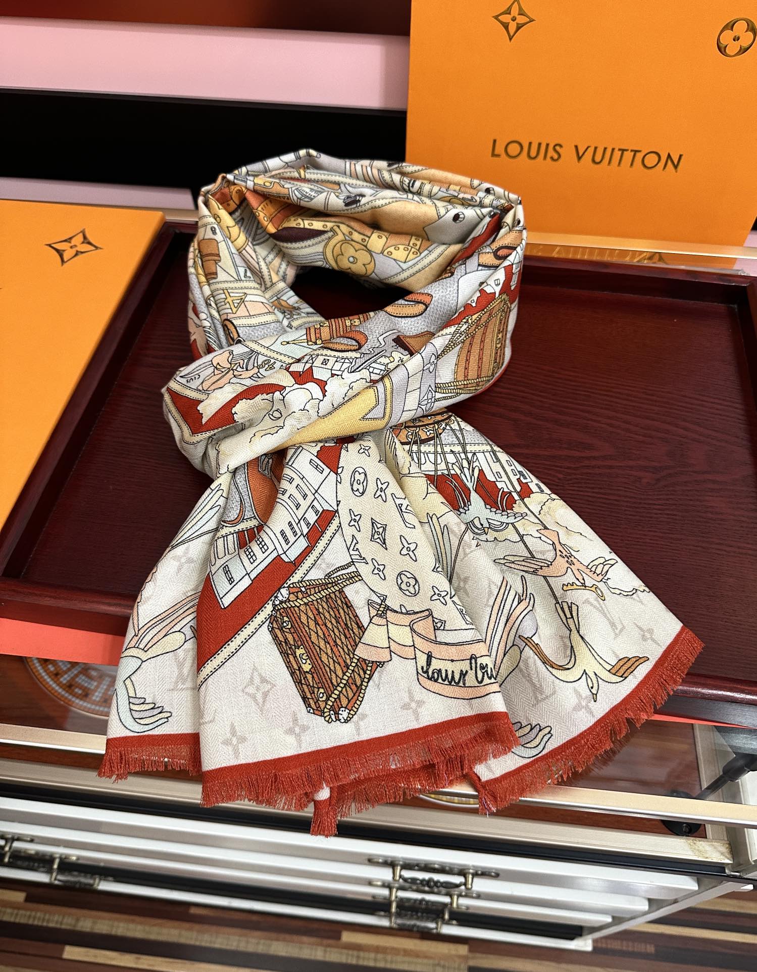 。 新款LV。高品质 【双面同色】女生必备款[得意]随便怎么围都好看[色]大气时尚 太美了[吃瓜]下手一