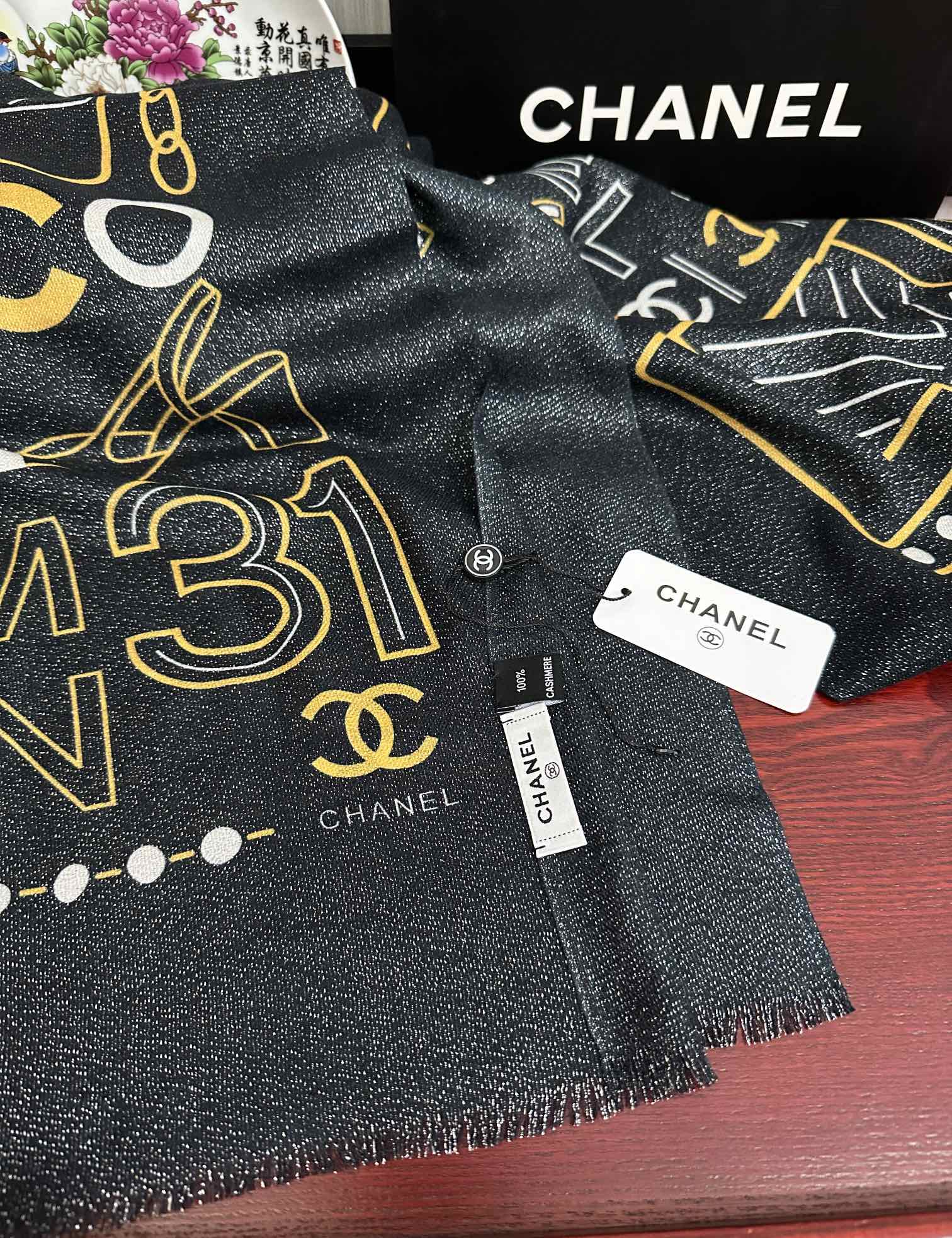 。上新小香 银丝2025 最新款[吃瓜]闪闪发光[咖啡]顶级设计太美了，真心赞👍【羊绒绒长巾】😘💍实物真