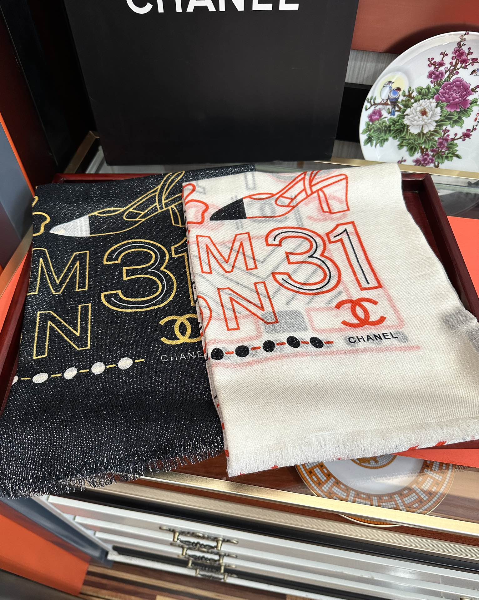 。上新小香 银丝2025 最新款[吃瓜]闪闪发光[咖啡]顶级设计太美了，真心赞👍【羊绒绒长巾】😘💍实物真