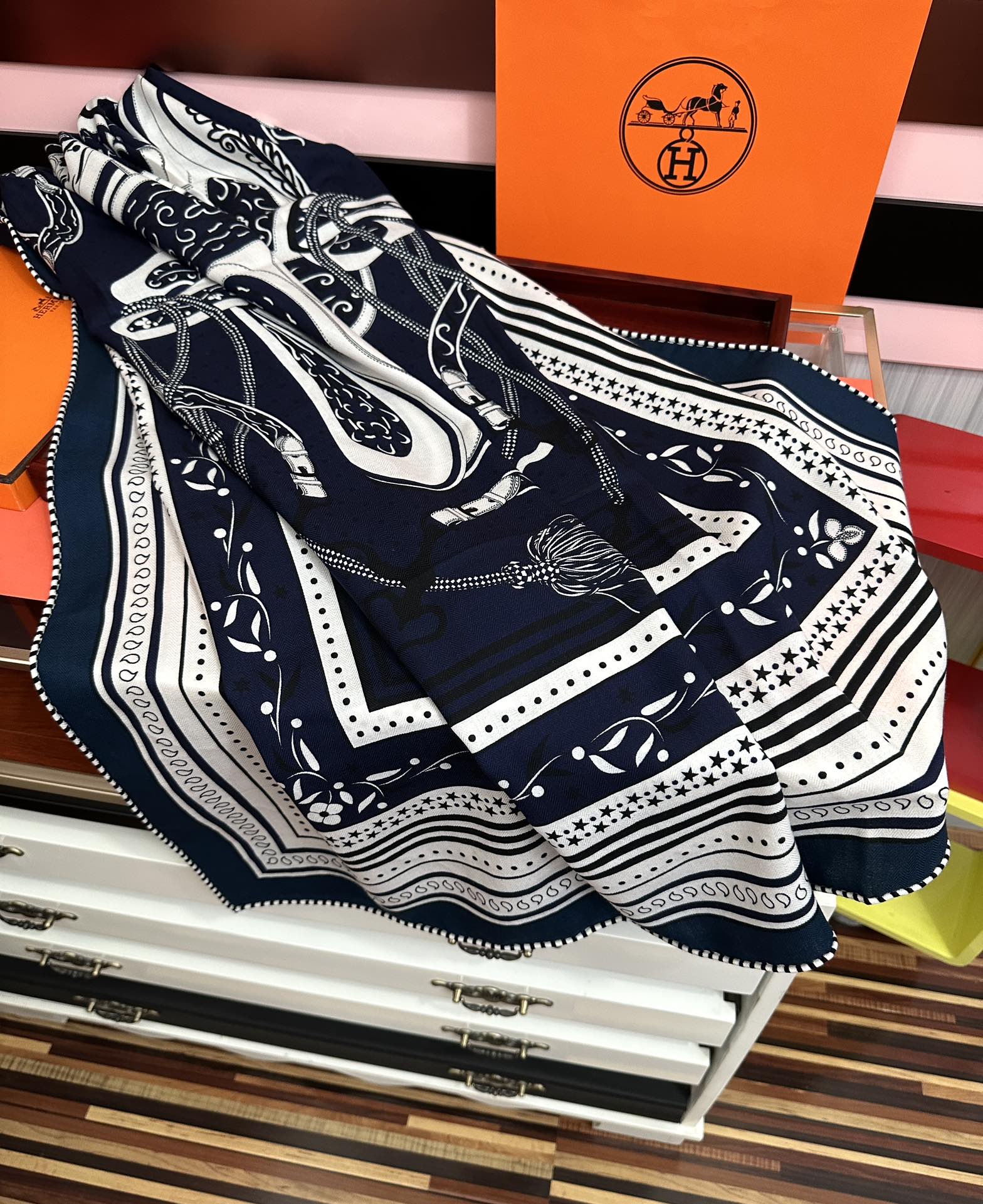 新款。爱马仕2025秋冬新款[爱心]ZG同步【亚马逊庆典】新一季丝巾采购清单估计各位养马人们已经列好了[