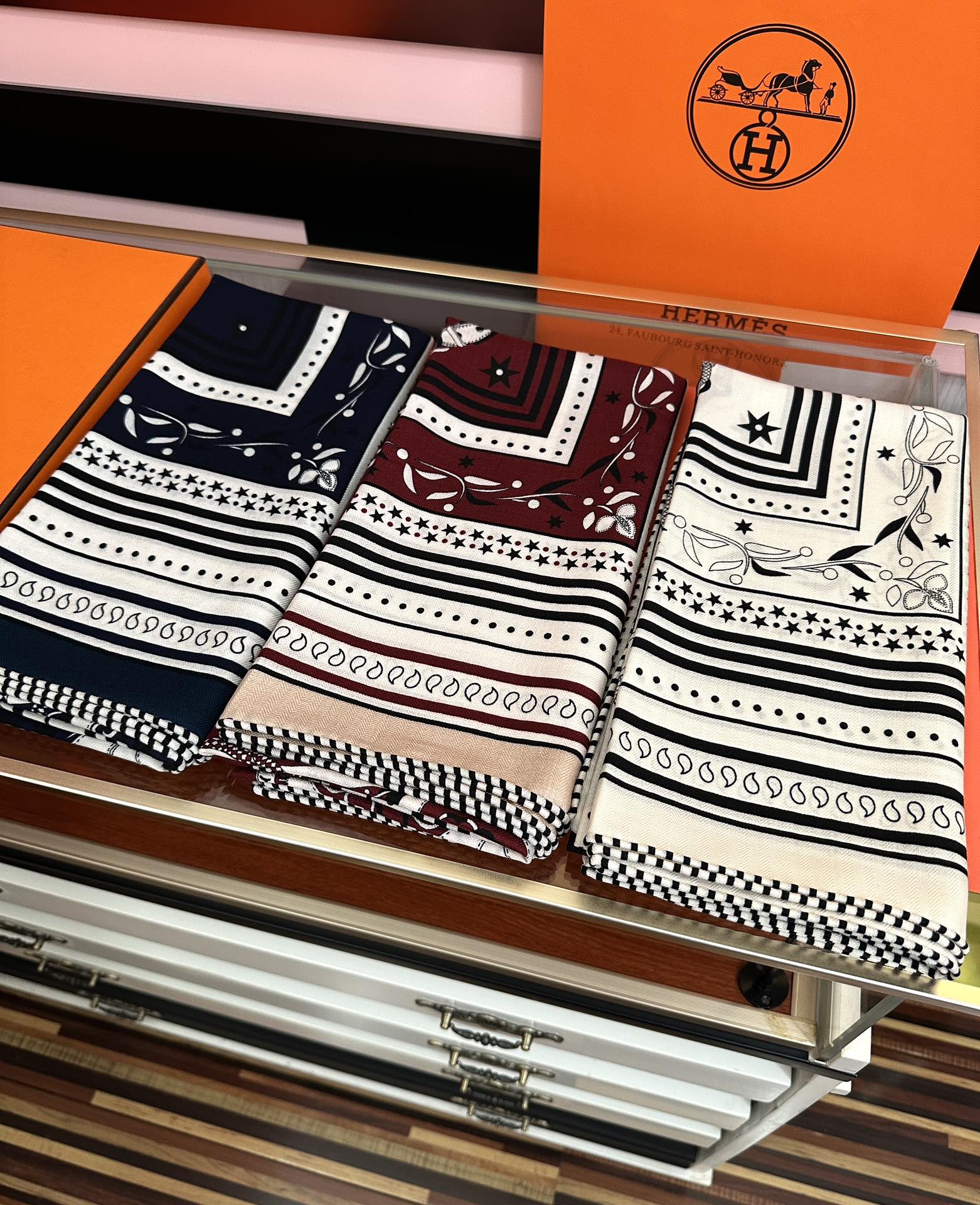 新款。爱马仕2025秋冬新款[爱心]ZG同步【亚马逊庆典】新一季丝巾采购清单估计各位养马人们已经列好了[