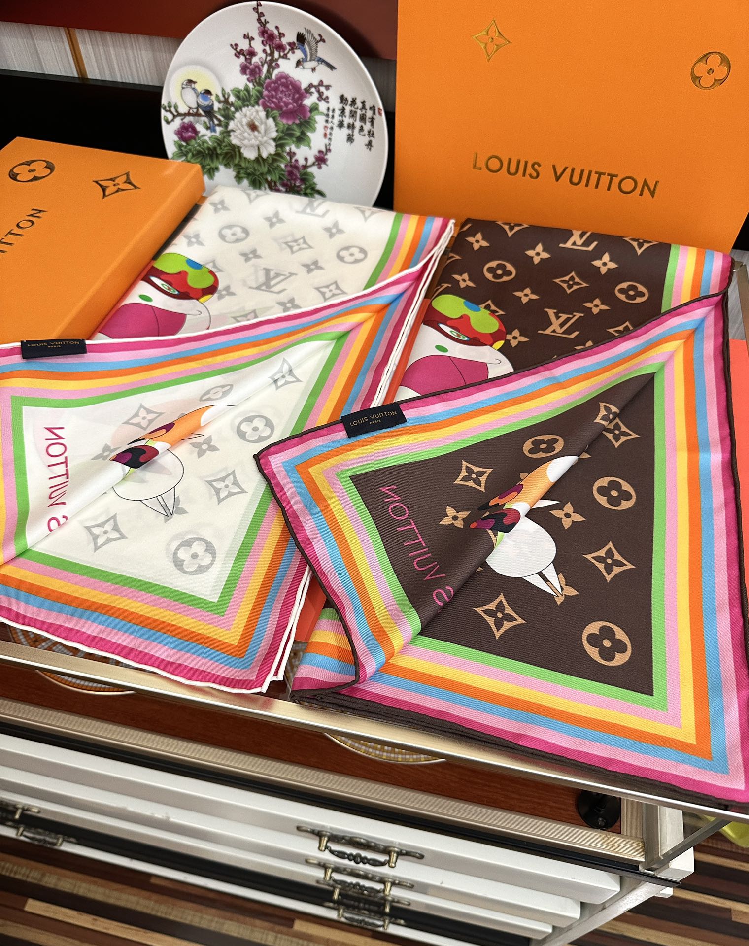 。LV官网同步【18mm双面同色顶级真丝】[庆祝]“L家”90典藏方巾通过别致的经典色彩向原创设计致敬[