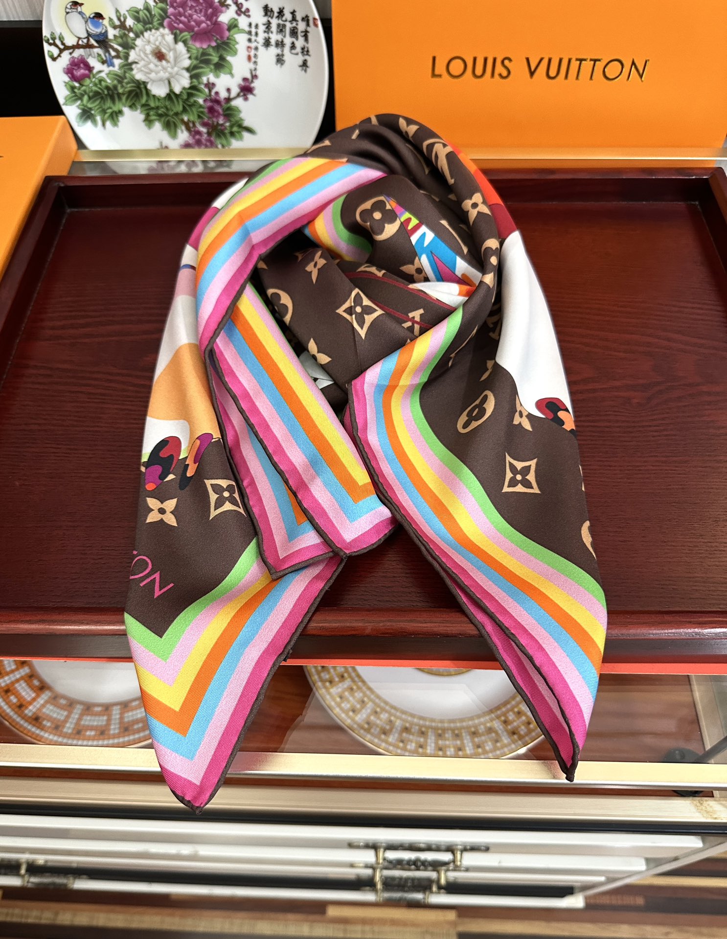 。LV官网同步【18mm双面同色顶级真丝】[庆祝]“L家”90典藏方巾通过别致的经典色彩向原创设计致敬[