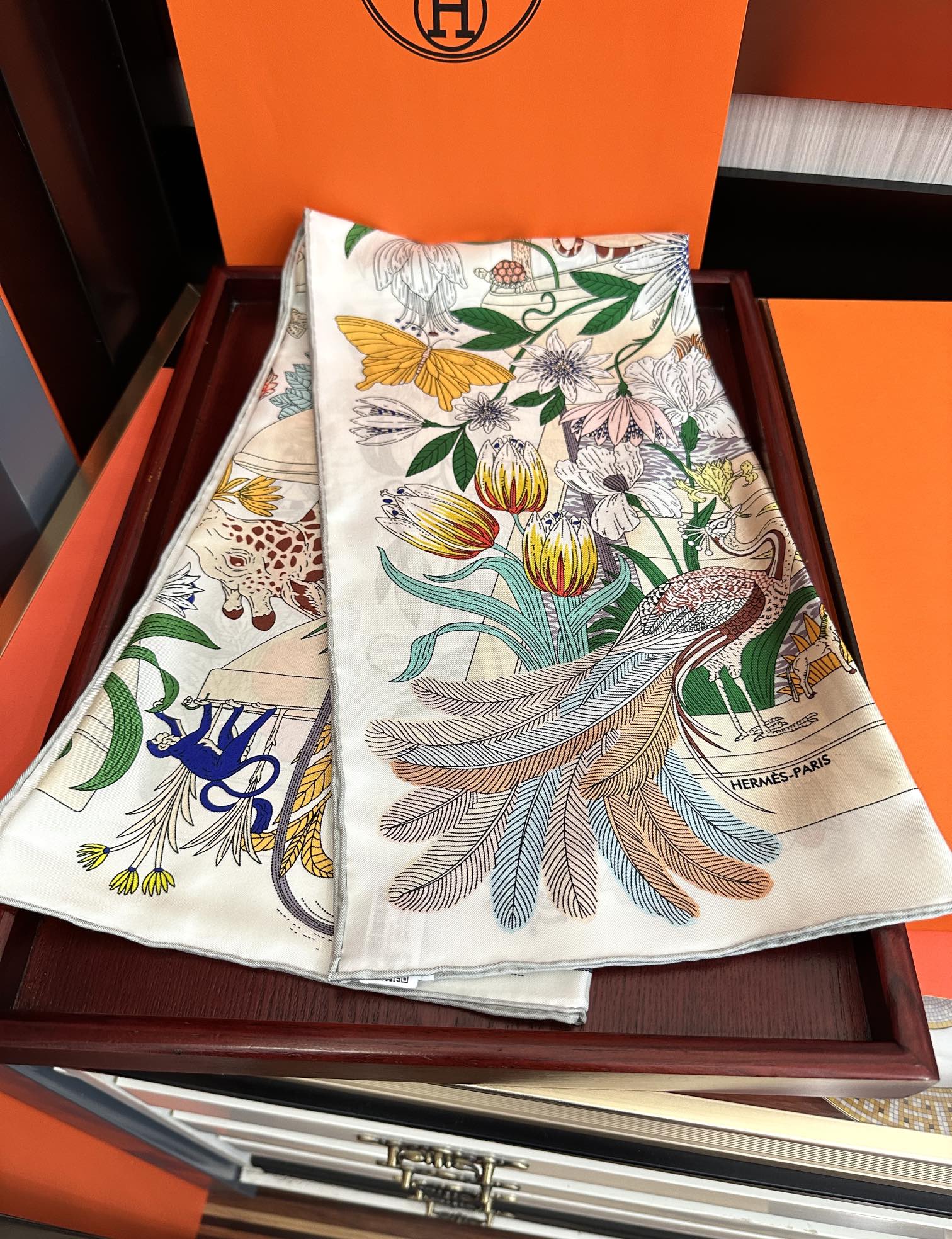 高版本。HERMES 【珍奇乐园】[太阳]精致卷边[嘴唇]品质感很显好[得意]好搭到上瘾的丝巾[色]带着