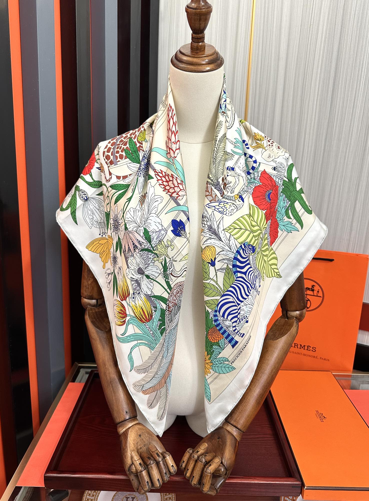 高版本。HERMES 【珍奇乐园】[太阳]精致卷边[嘴唇]品质感很显好[得意]好搭到上瘾的丝巾[色]带着