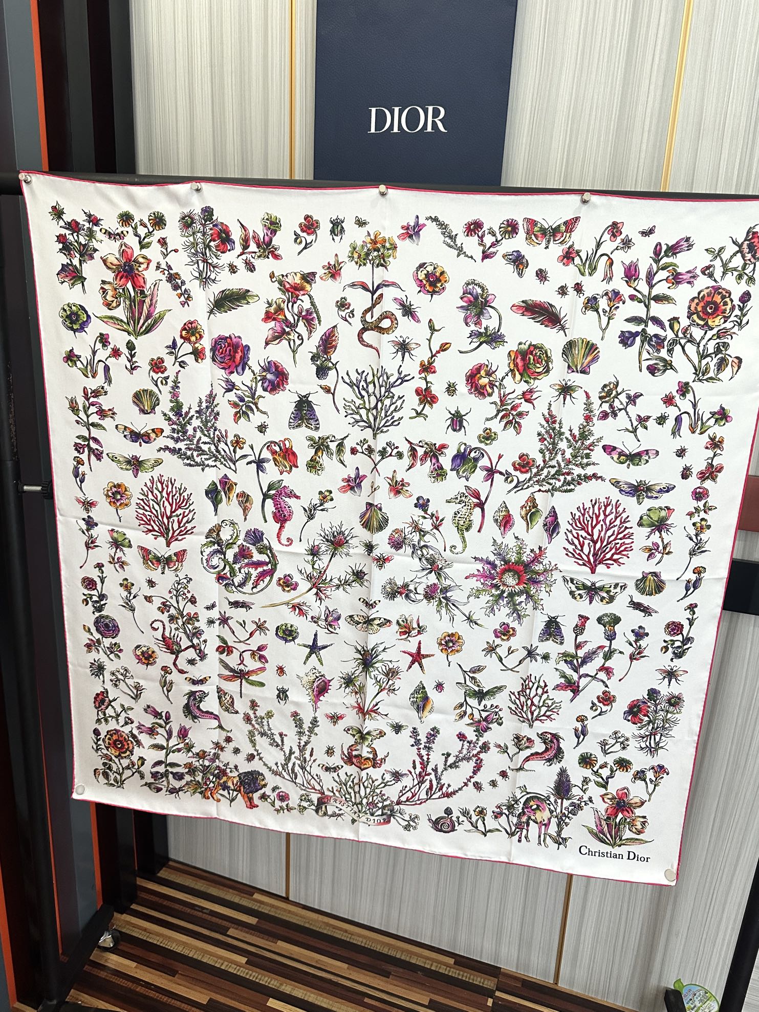 。上新Dior 最新款官网同步Camo PaPillon 图案印花[庆祝]以优雅而诗意的设计全新演绎蝴蝶