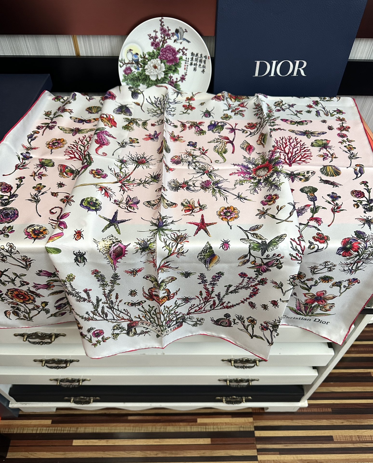 。上新Dior 最新款官网同步Camo PaPillon 图案印花[庆祝]以优雅而诗意的设计全新演绎蝴蝶