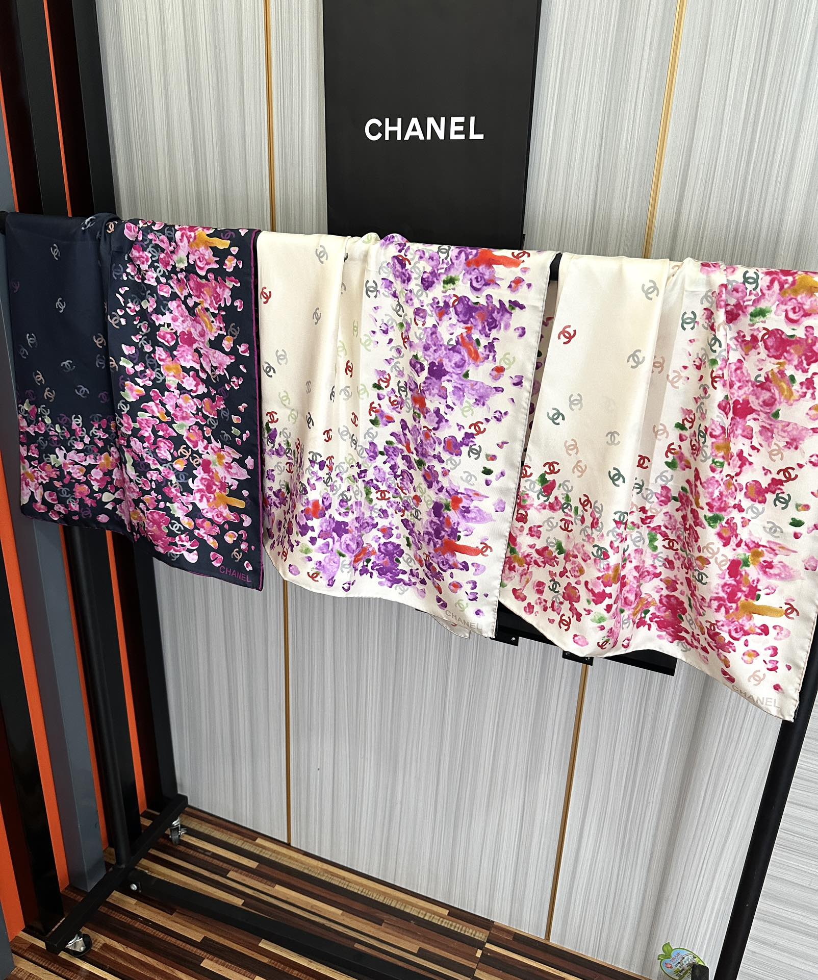 。香奈儿 【CC花卉】官网同步 薰衣草紫💜其繁花设计和晕染手法展现了典雅与浪漫的气质[得意]彩色字母的点