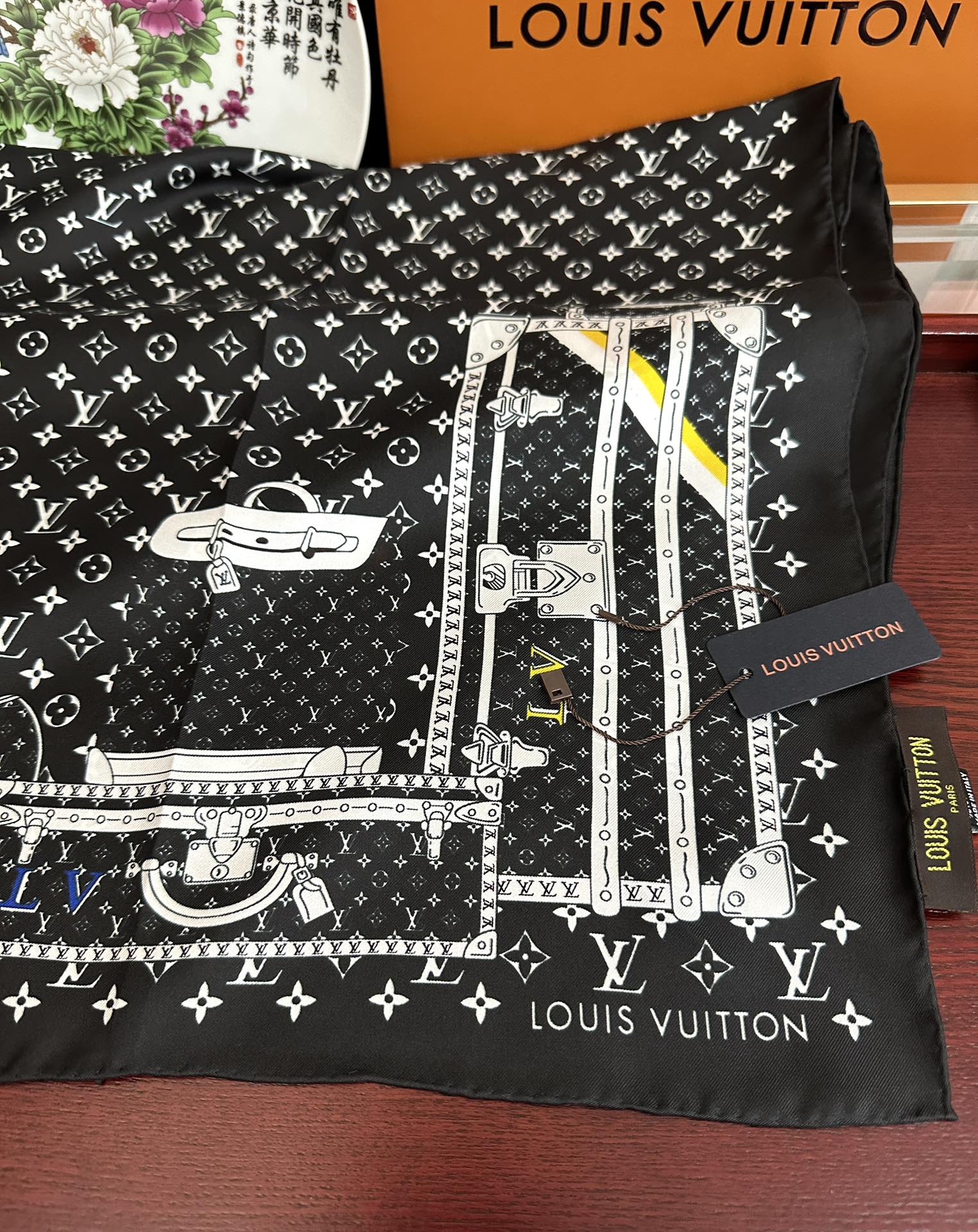 上新2025 最新款LV🌟【经典款式】真丝方巾，买了都说好👍下手一定要快【高端 大爱❤️女人尤物 】货极