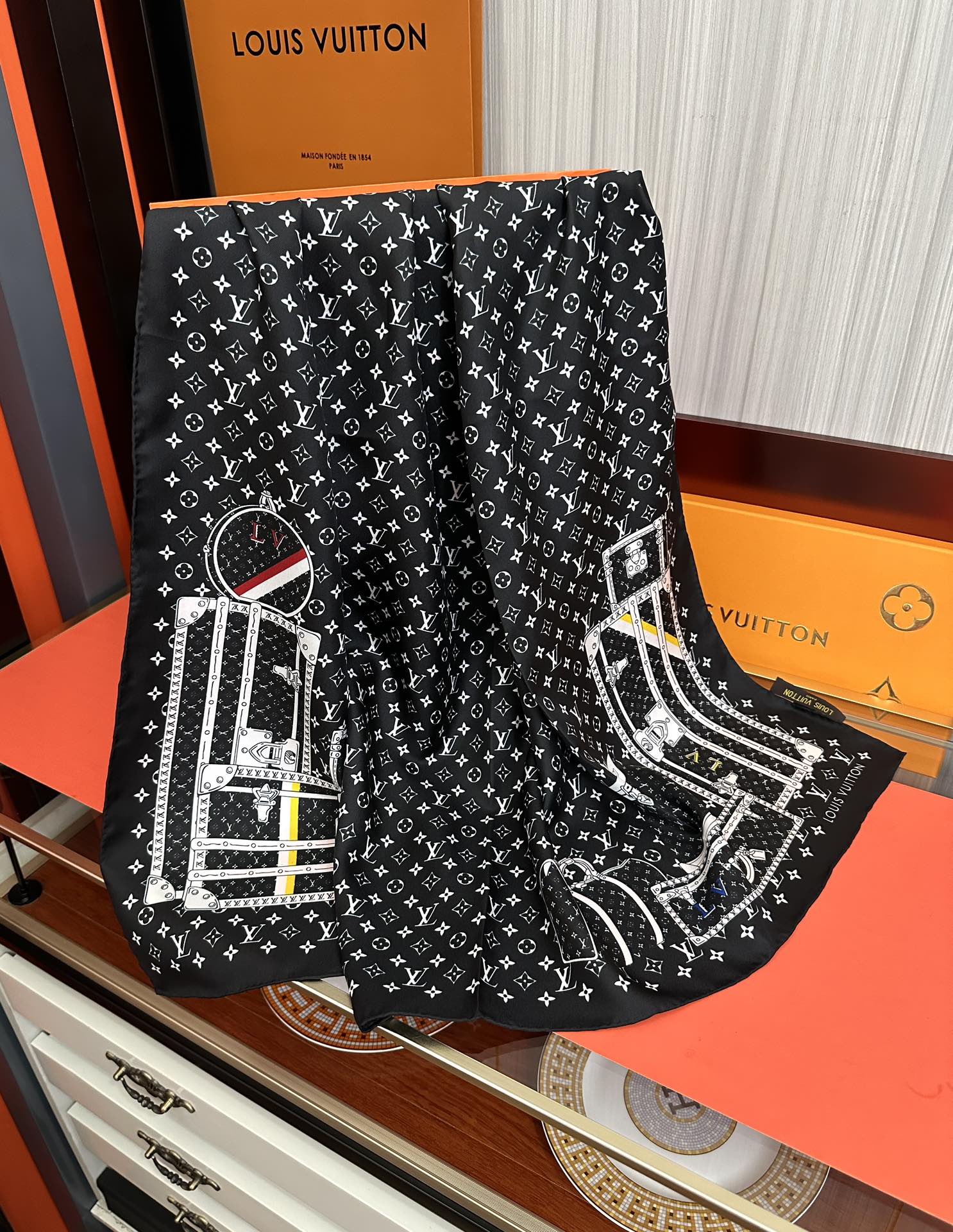 上新2025 最新款LV🌟【经典款式】真丝方巾，买了都说好👍下手一定要快【高端 大爱❤️女人尤物 】货极