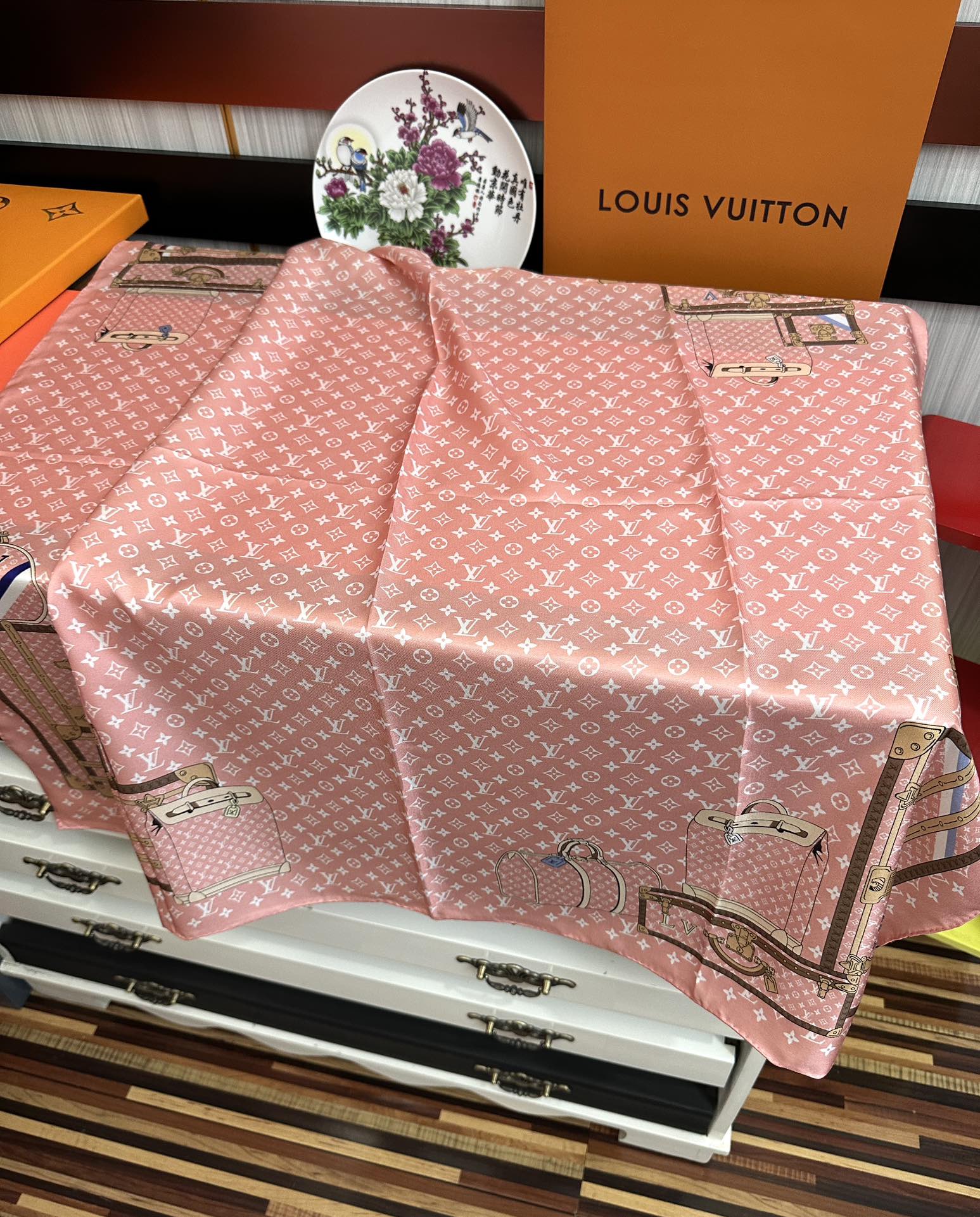 上新2025 最新款LV🌟【经典款式】真丝方巾，买了都说好👍下手一定要快【高端 大爱❤️女人尤物 】货极