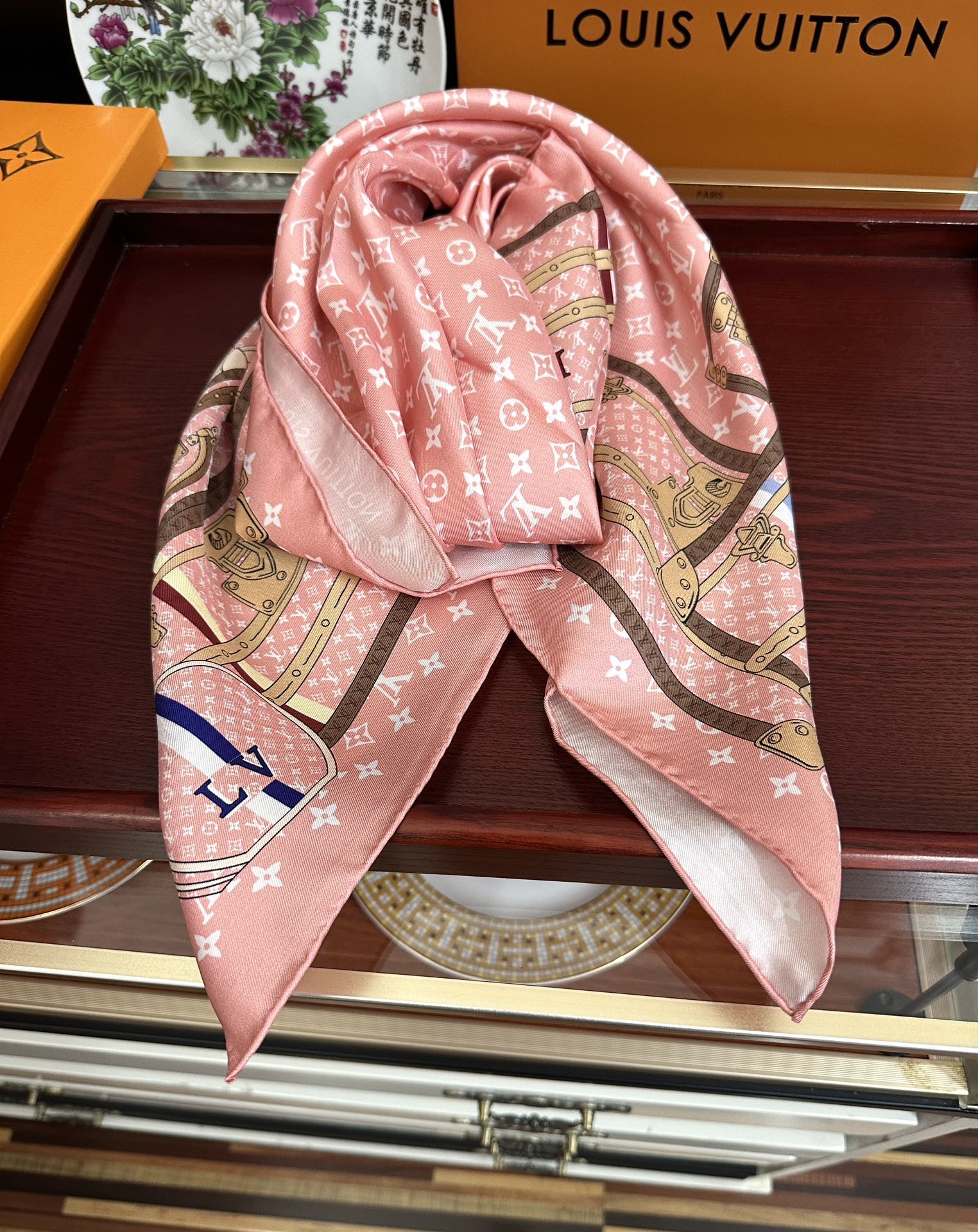 上新2025 最新款LV🌟【经典款式】真丝方巾，买了都说好👍下手一定要快【高端 大爱❤️女人尤物 】货极