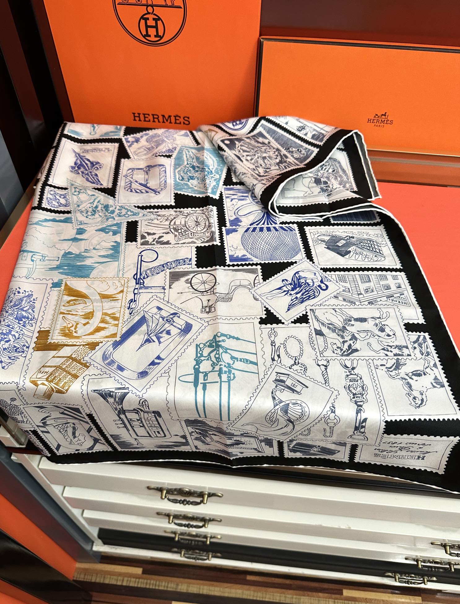 上新2025 。HERMES 重磅[庆祝]【福宝集邮者】90方巾[嘴唇]精简时髦，太美了 品质感很显好[