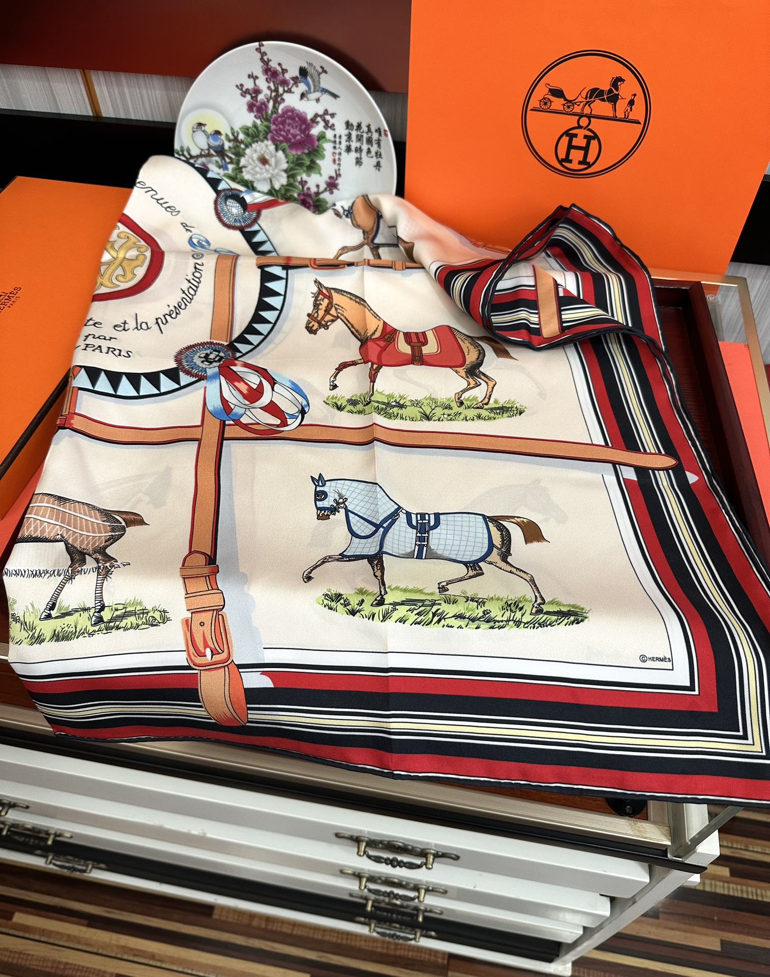 。2010爱马仕【18mm顶级真丝双面同色印花】[庆祝]“弩式牵引马具”90典藏方巾通过别致的经典色彩向