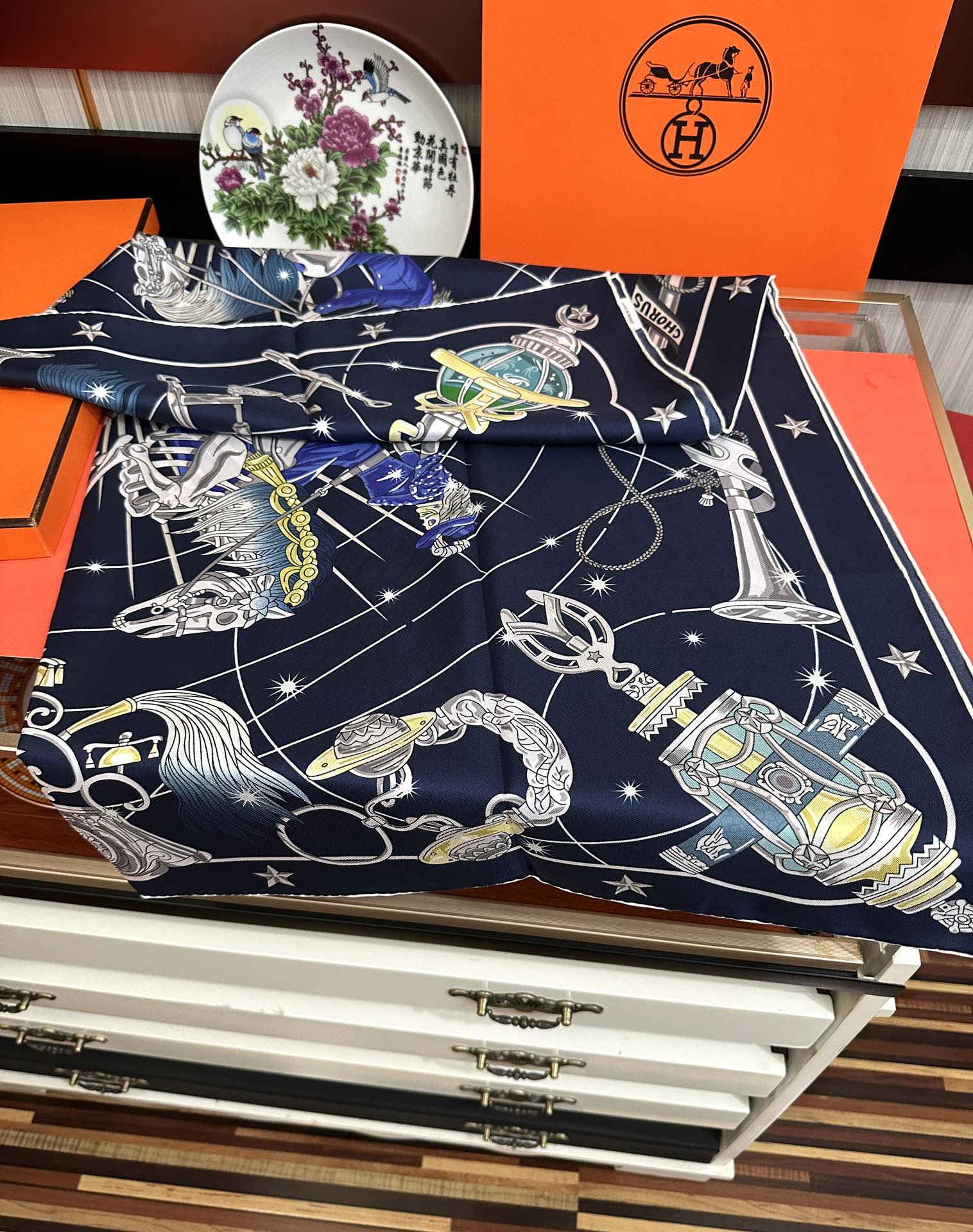 高版本。2010爱马仕【星辰合唱曲】90典藏方巾通过别致的经典色彩向原创设计致敬[太阳]作品未经重新诠释