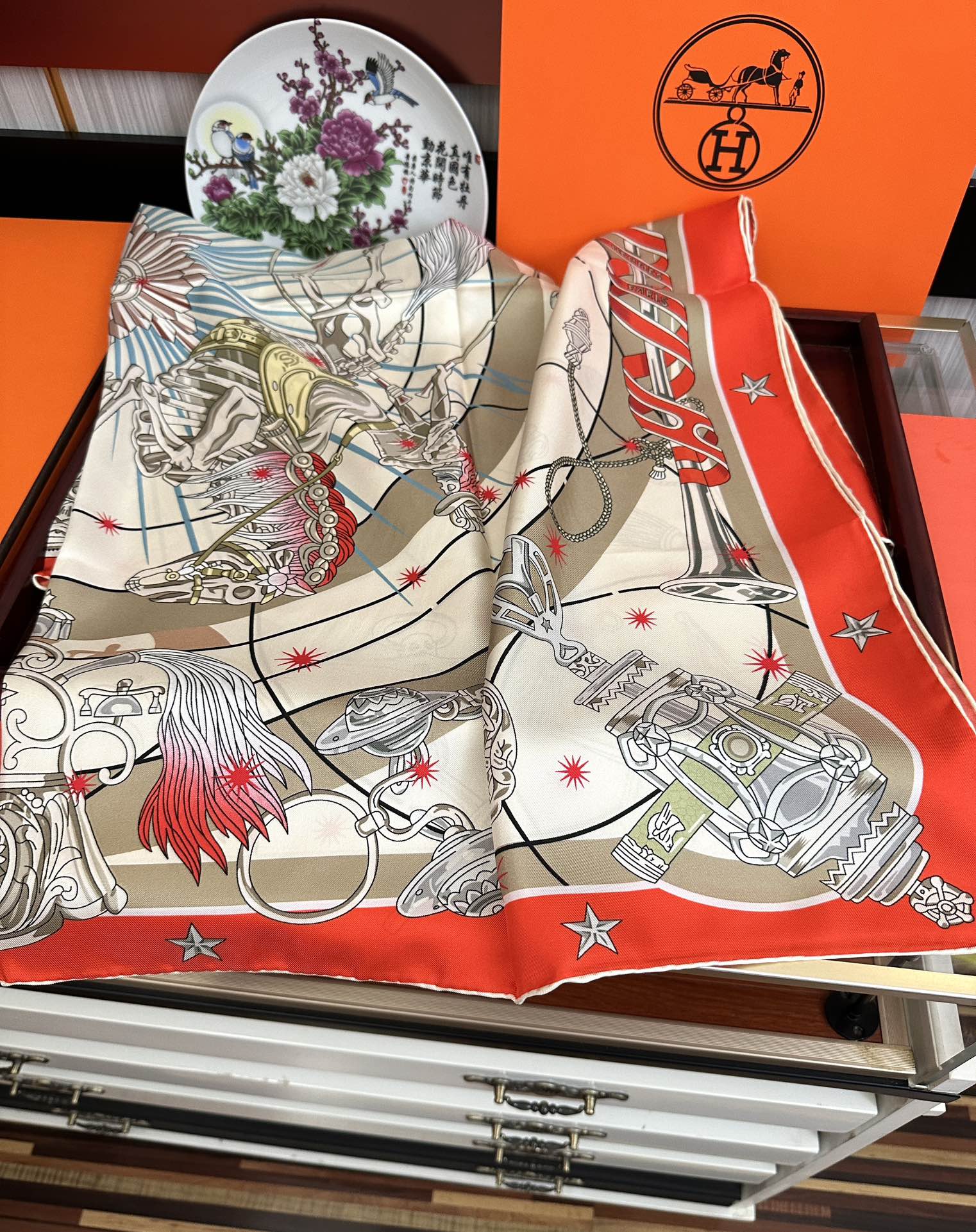 高版本。2010爱马仕【星辰合唱曲】90典藏方巾通过别致的经典色彩向原创设计致敬[太阳]作品未经重新诠释