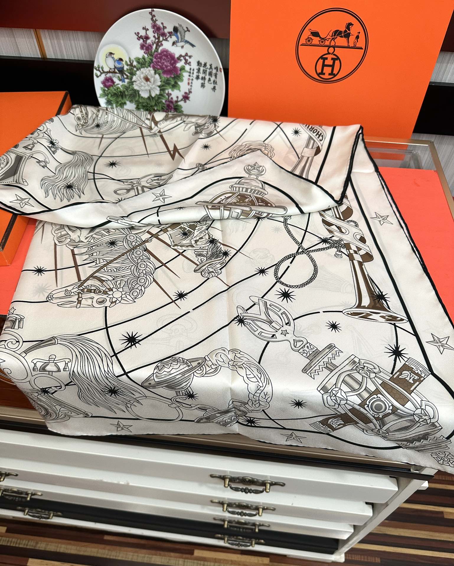 高版本。2010爱马仕【星辰合唱曲】90典藏方巾通过别致的经典色彩向原创设计致敬[太阳]作品未经重新诠释