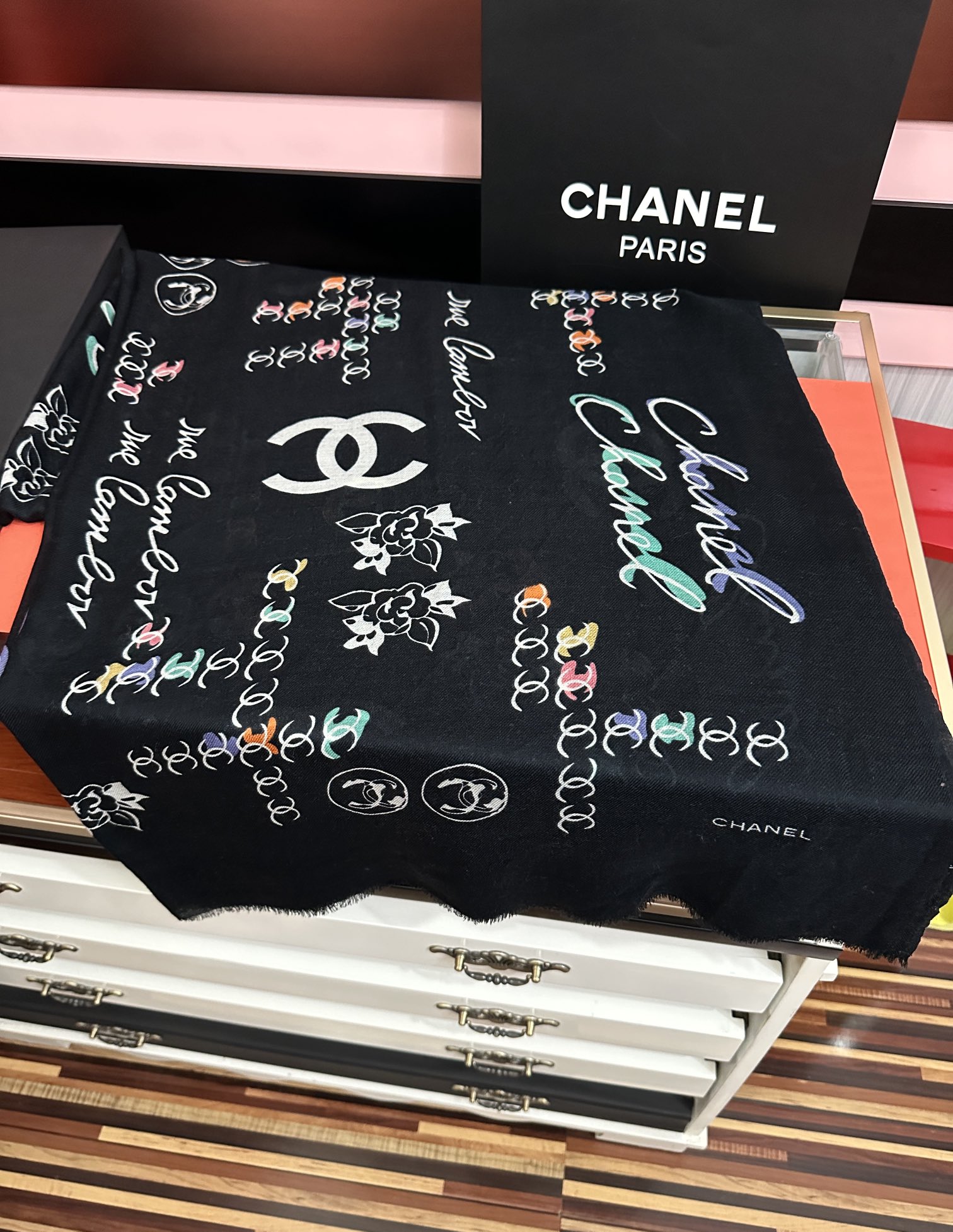 。新款 太美了 小香[嘴唇]2025最新系列 必备款 顶级设计太美了，真心赞👍😘💍实物真心美 🎀披肩配以