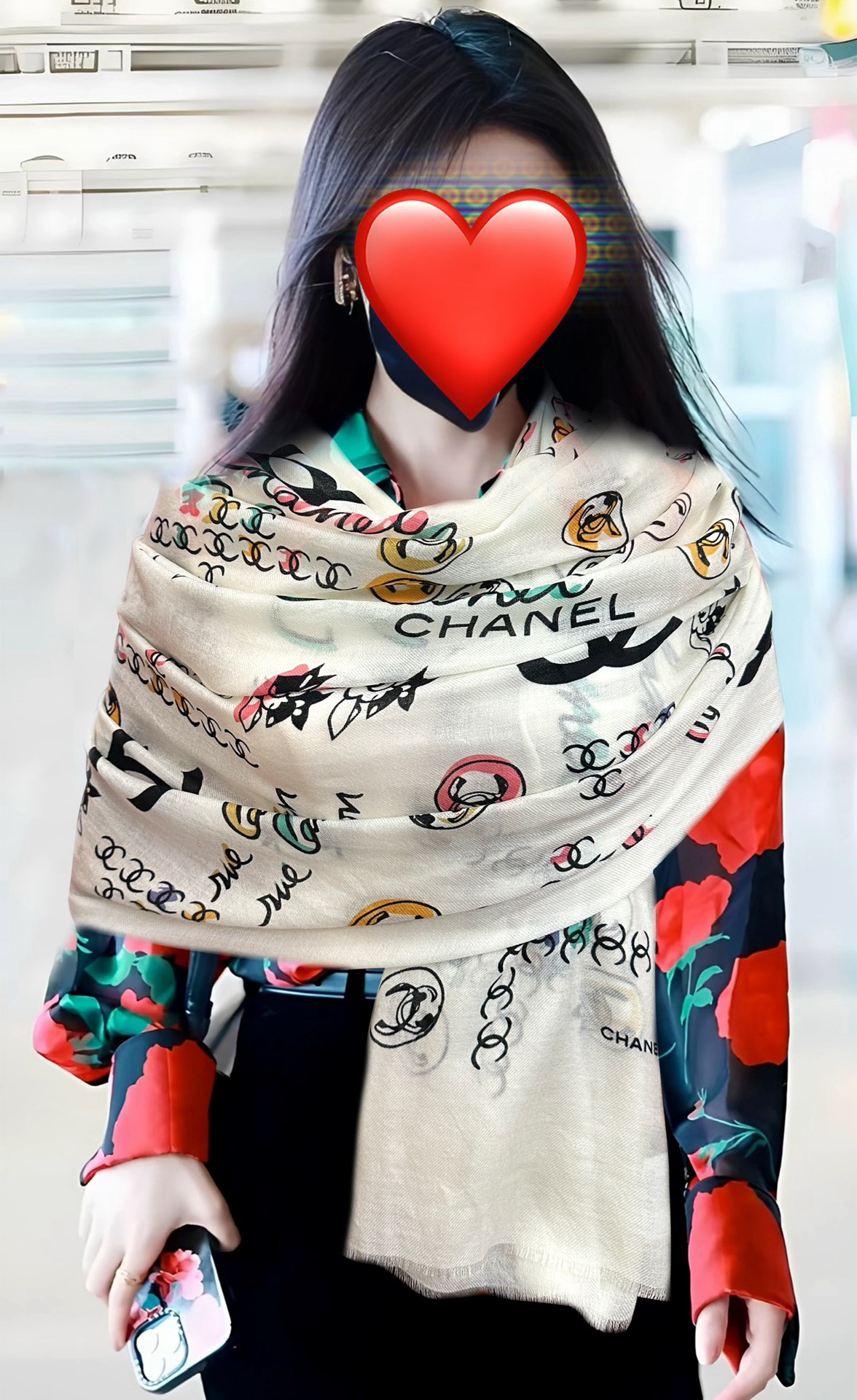 NO:511413,New style is so beautiful. Xiaoxiang [lip] 2025 latest series. Must-have. The top-level design is so beautiful. It really praises the real thing. The shawl is printed and painted in a very good way. The details can be seen. The whole scarf gives people aura and is very exquisite. The recommendation of high-end VIP is definitely worth buying. Size 100x200 material cashmere, 2 colors high-version scarf, high-version scarf, shawls19860909新款 太美了 小香[嘴唇]2025最新系列 必备款 顶级设计太美了,真心赞实物真心美 披肩配以印花无论设计喷绘都是非常到位细节都可见整个围巾给人气场的同时又非常精致高端VIP推荐绝对值得入手尺寸100x200材质羊绒,2色高版本围巾,高版本围巾,shawls,scarf