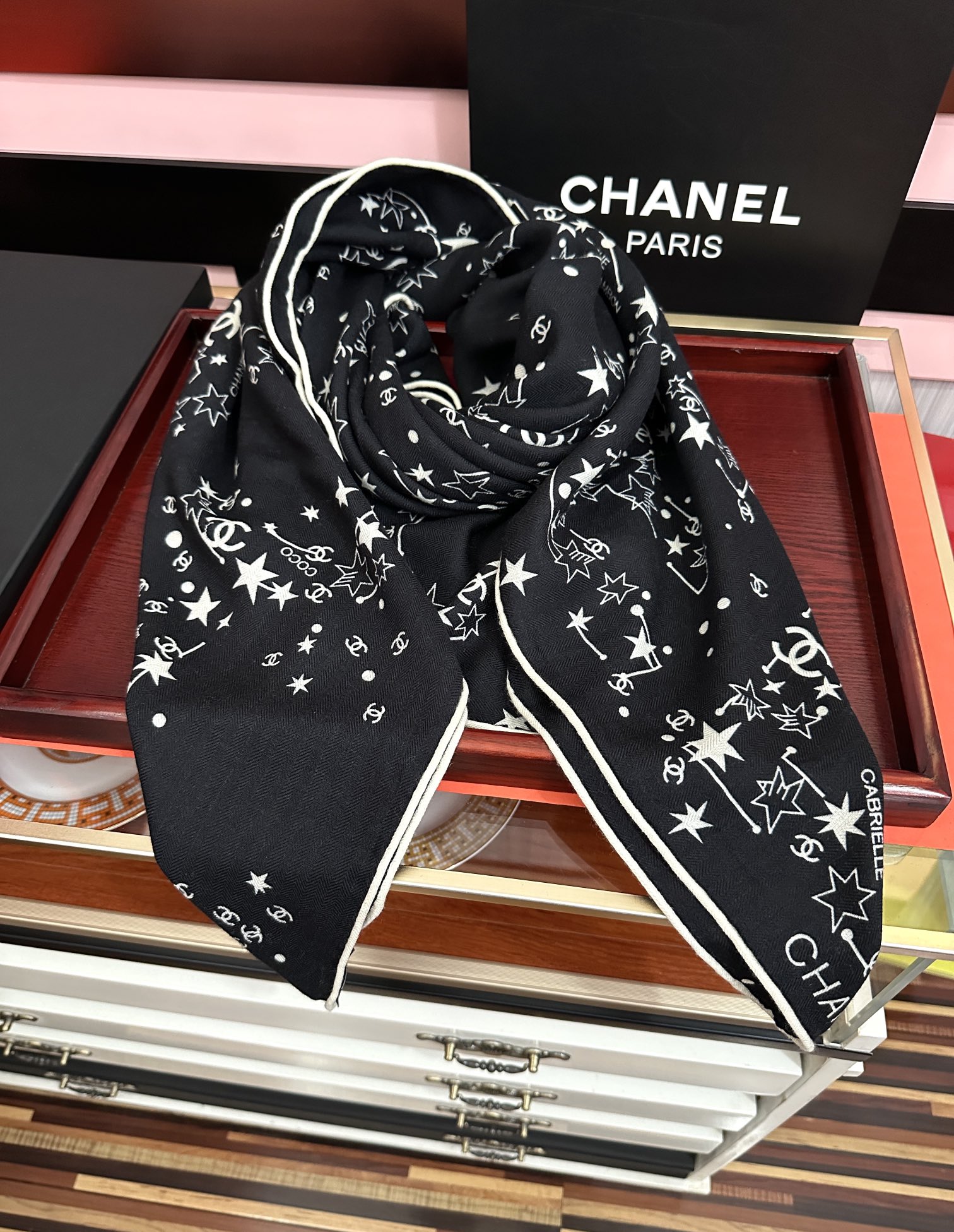 新款❤️2025 香奈儿 星星✨涂鸦 官网同步 【双面同色】[發]经典设计优雅风[礼物]~气质到骨子里[