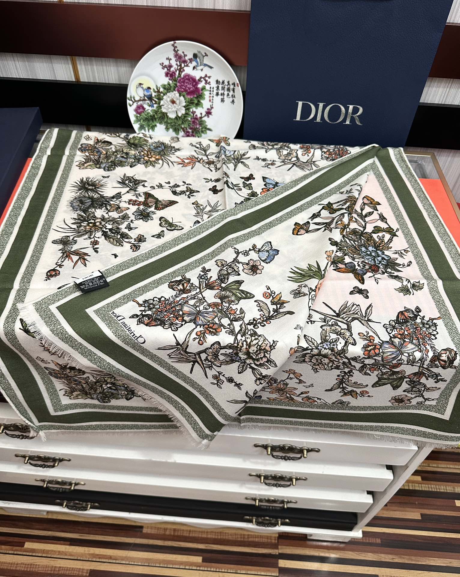 上新 迪奥。2010双面同色【花卉系列】太美了[吃瓜]下手一定要快[嘴唇]四季都可以用[勾引]真心美的让