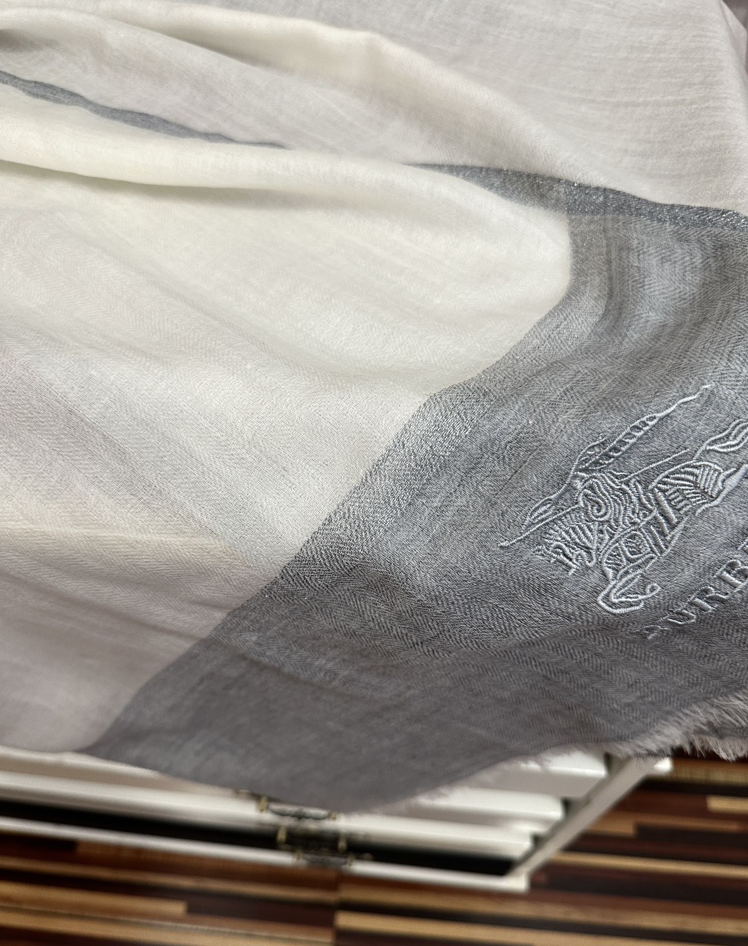 上新。2010 巴宝莉👍重磅推荐🎀太美了👓火爆N年的格子，人人都喜欢💕时潮人都有好几条巴家围巾放在衣橱，