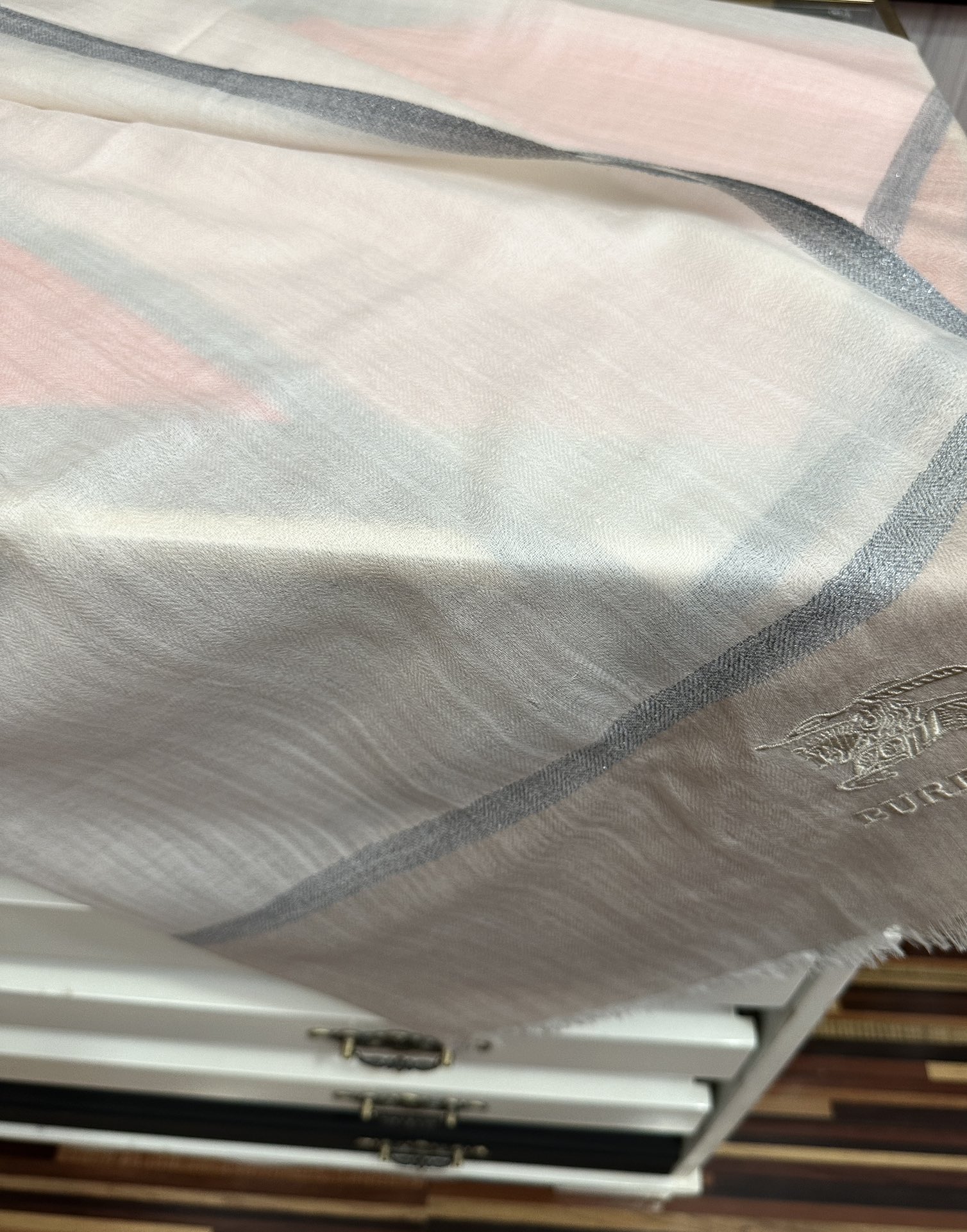 上新。2010 巴宝莉👍重磅推荐🎀太美了👓火爆N年的格子，人人都喜欢💕时潮人都有好几条巴家围巾放在衣橱，