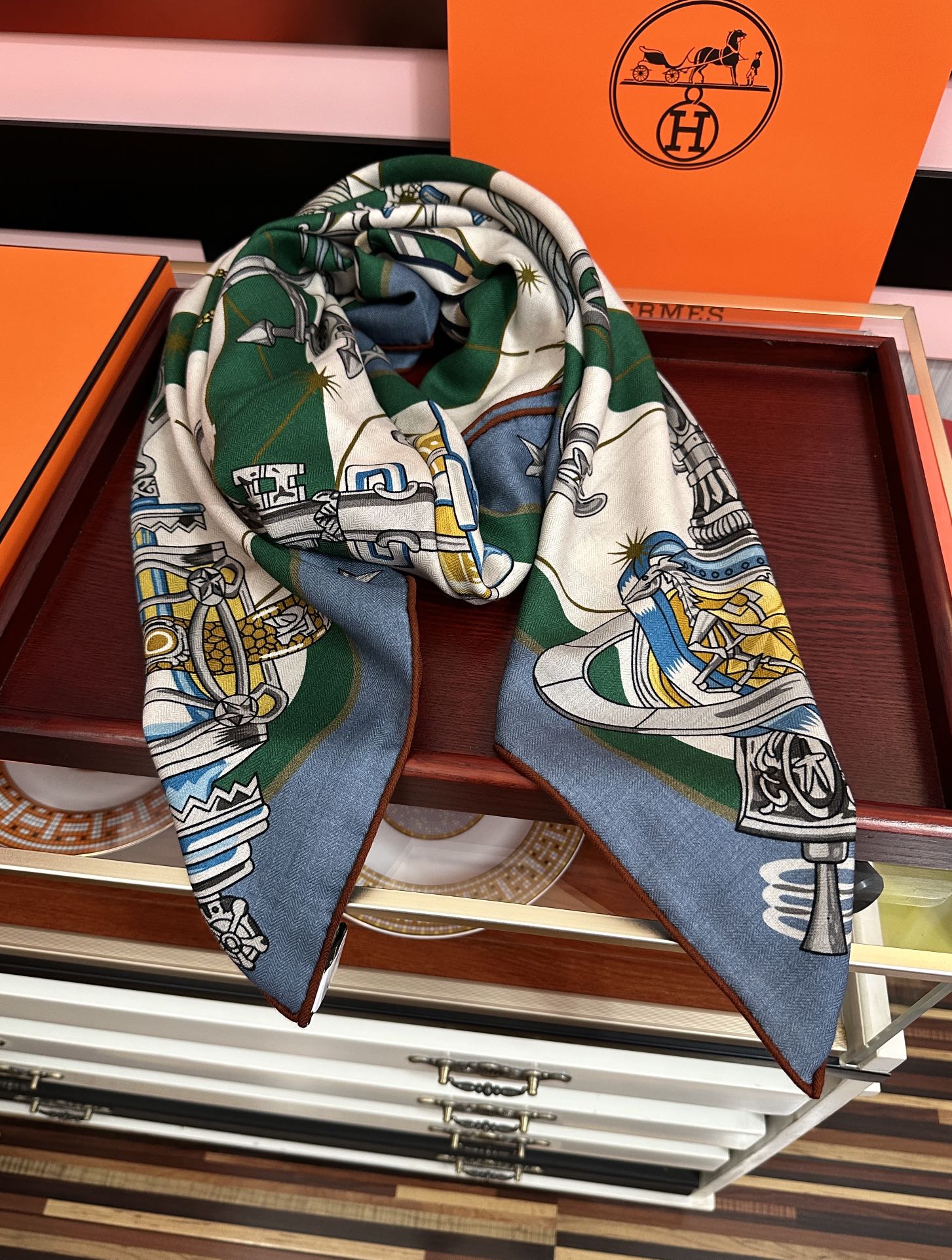 。新款 爱马仕 官网同步【星辰合唱曲】2025秋冬新款[爱心]新一季丝巾采购清单估计各位养马人们已经列好