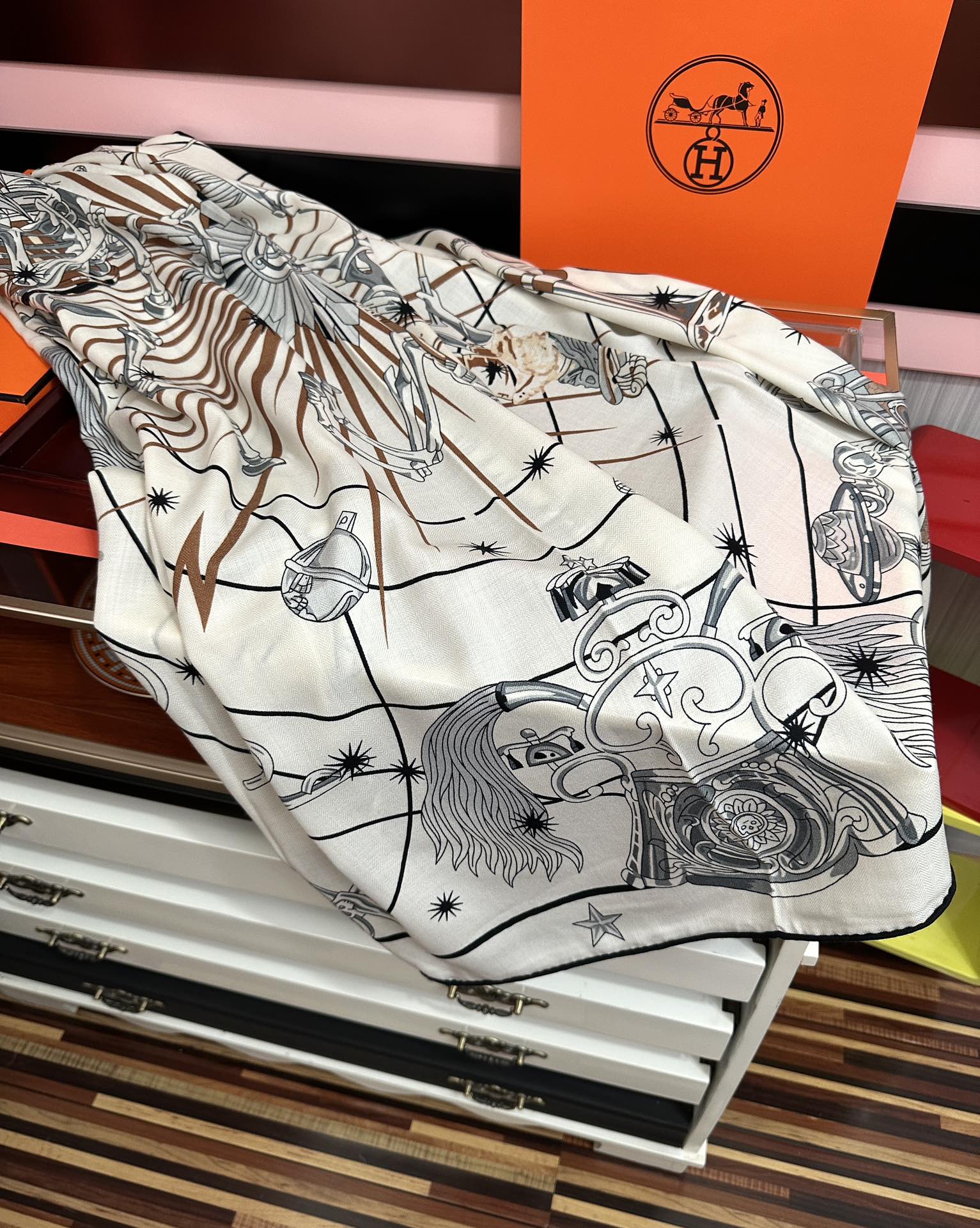 。新款 爱马仕 官网同步【星辰合唱曲】2025秋冬新款[爱心]新一季丝巾采购清单估计各位养马人们已经列好