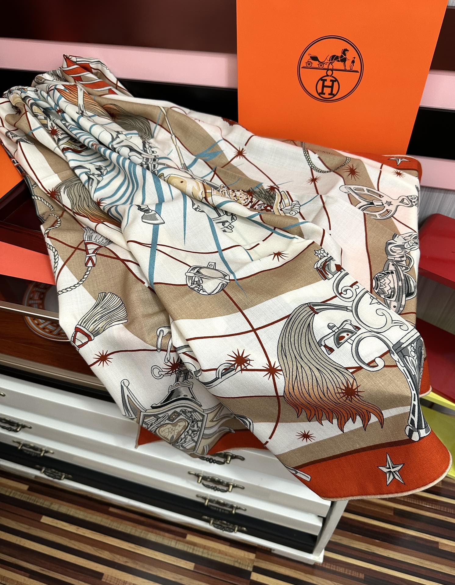 。新款 爱马仕 官网同步【星辰合唱曲】2025秋冬新款[爱心]新一季丝巾采购清单估计各位养马人们已经列好