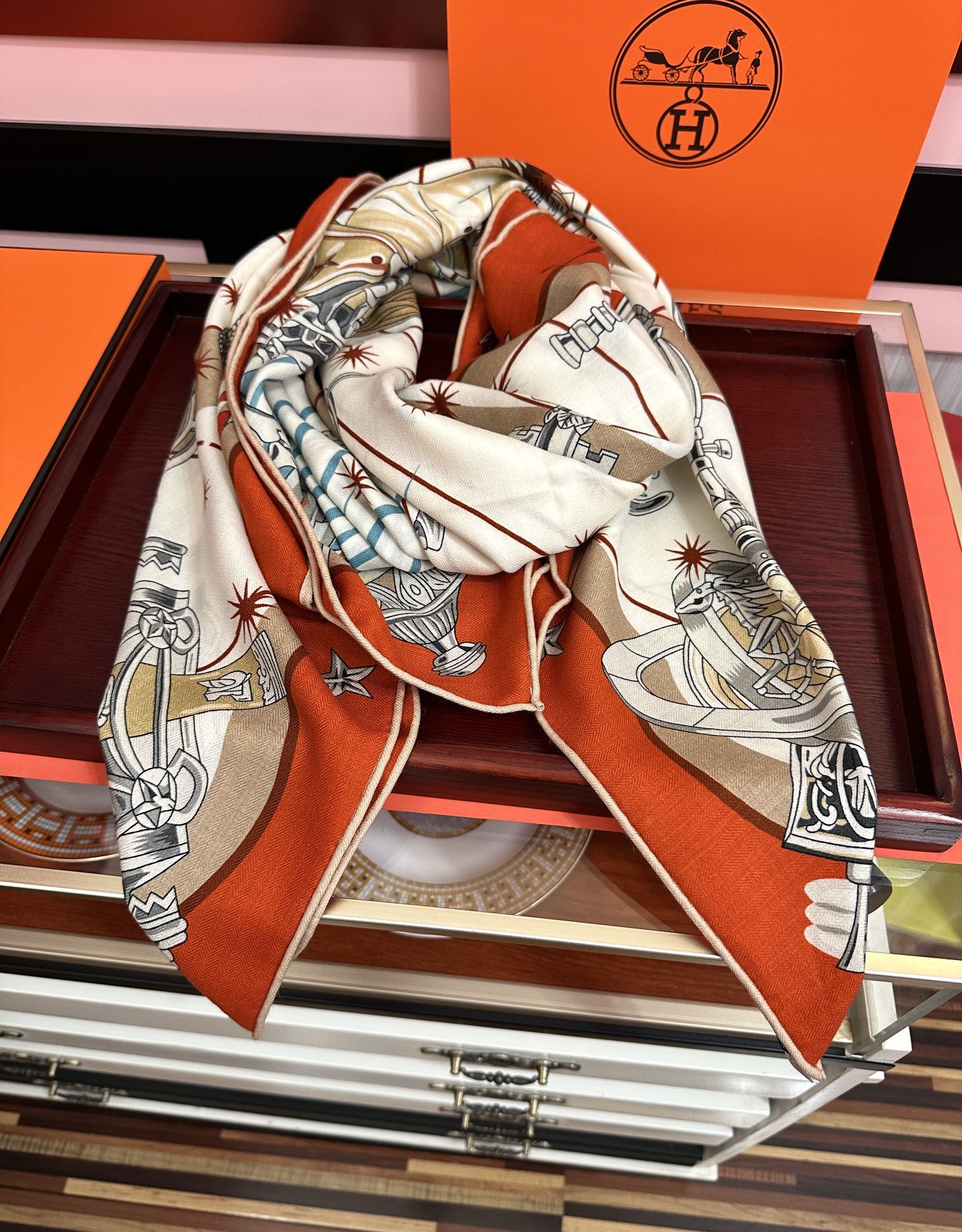 。新款 爱马仕 官网同步【星辰合唱曲】2025秋冬新款[爱心]新一季丝巾采购清单估计各位养马人们已经列好