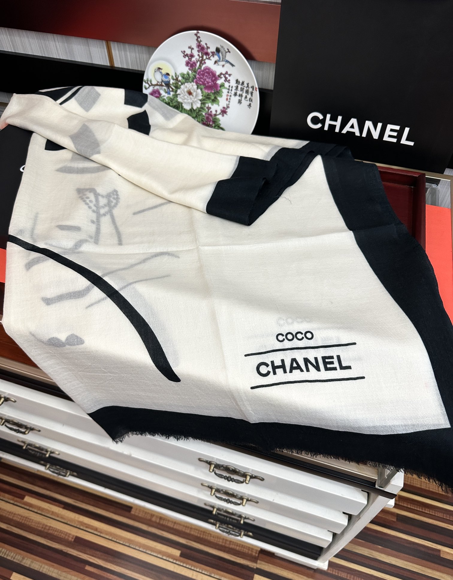 。2010 香奈儿 经典优雅Coco风[礼物]~气质到骨子里[色]香奶奶新一季的面料超高级，真心超级柔软