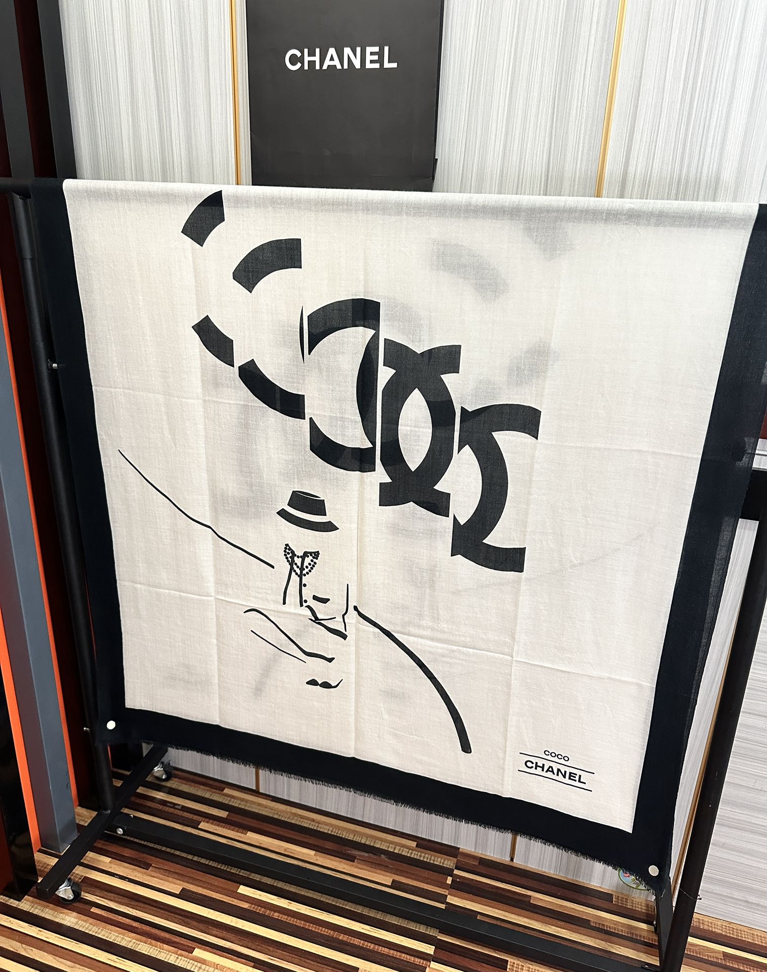 。2010 香奈儿 经典优雅Coco风[礼物]~气质到骨子里[色]香奶奶新一季的面料超高级，真心超级柔软