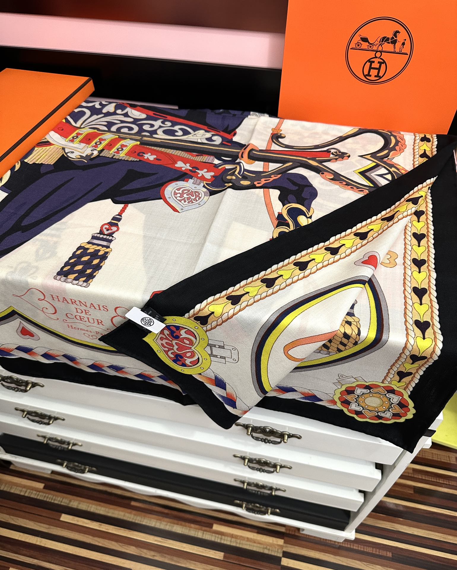 。上新 爱马仕【骏马奔腾】ZG同步 秋冬新款[爱心]新一季丝巾采购清单估计各位养马人们已经列好了[太阳]