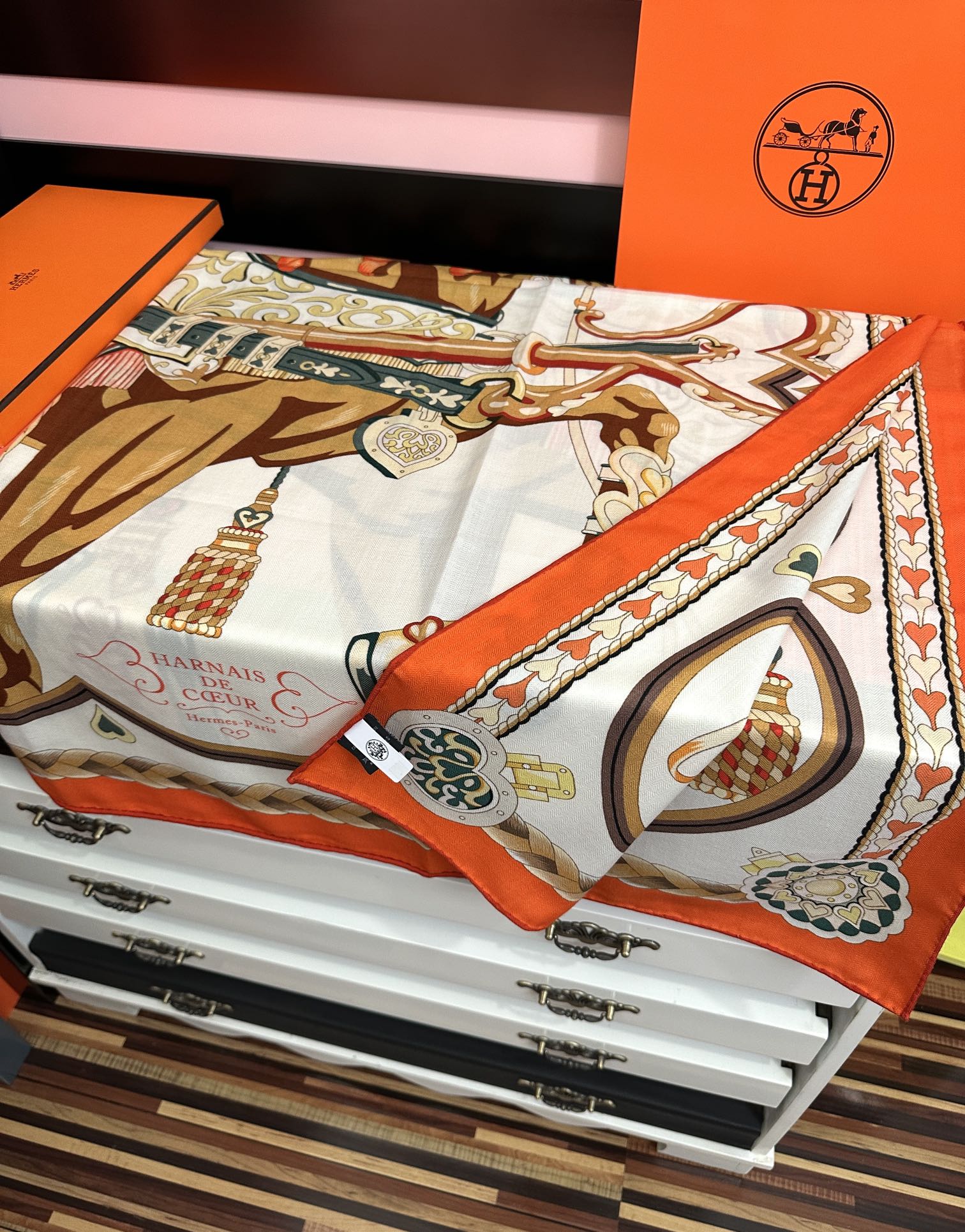 。上新 爱马仕【骏马奔腾】ZG同步 秋冬新款[爱心]新一季丝巾采购清单估计各位养马人们已经列好了[太阳]