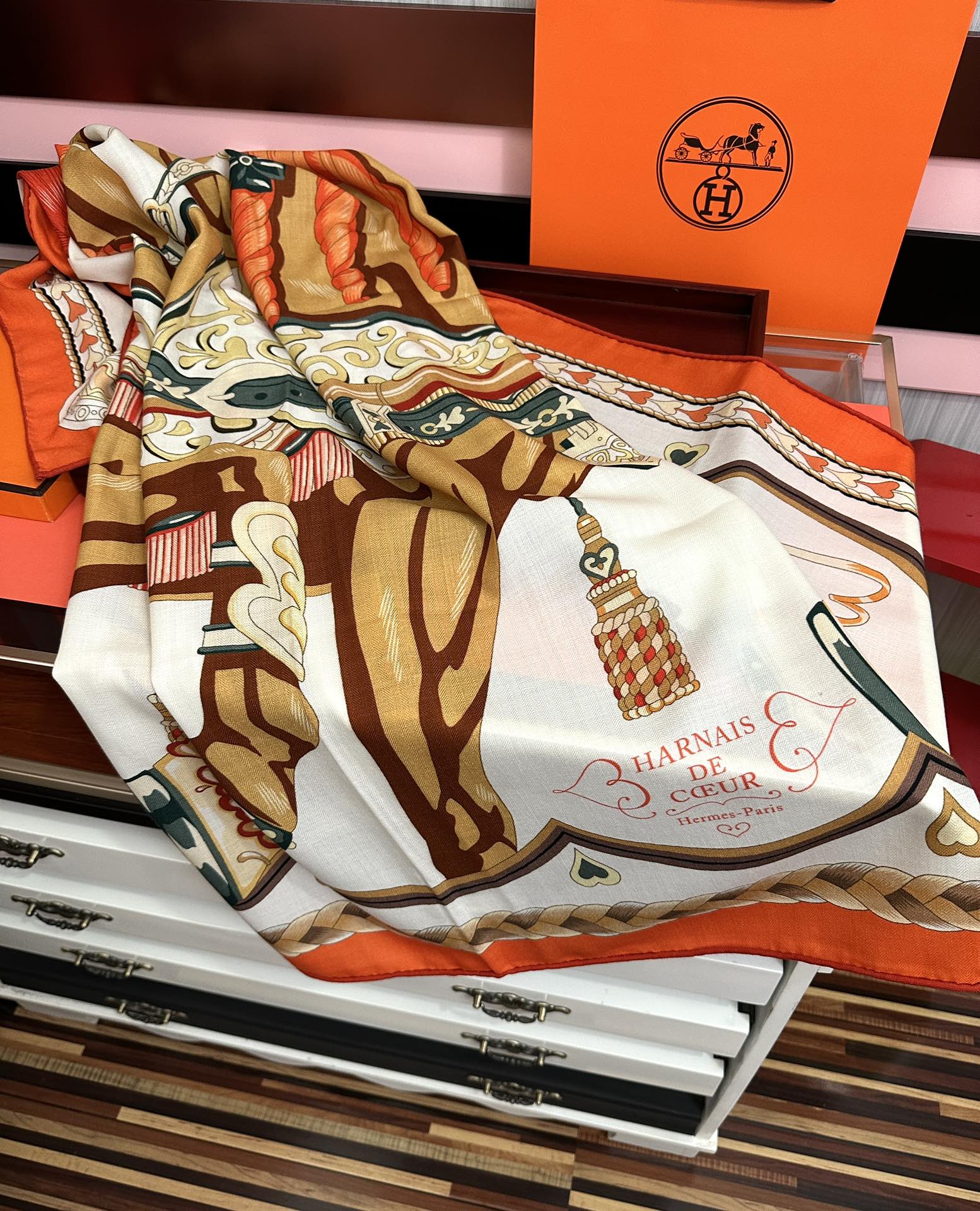 。上新 爱马仕【骏马奔腾】ZG同步 秋冬新款[爱心]新一季丝巾采购清单估计各位养马人们已经列好了[太阳]