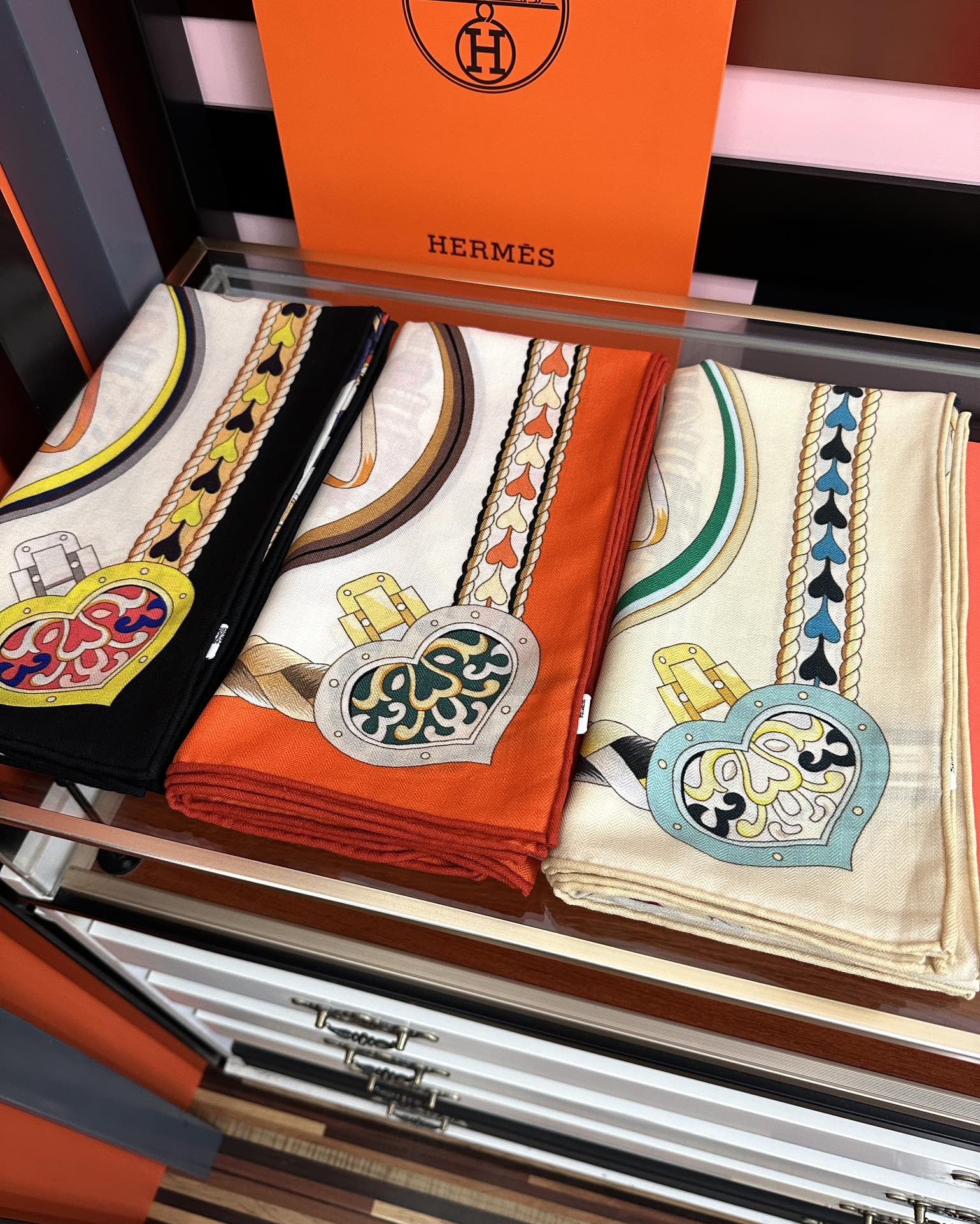 。上新 爱马仕【骏马奔腾】ZG同步 秋冬新款[爱心]新一季丝巾采购清单估计各位养马人们已经列好了[太阳]