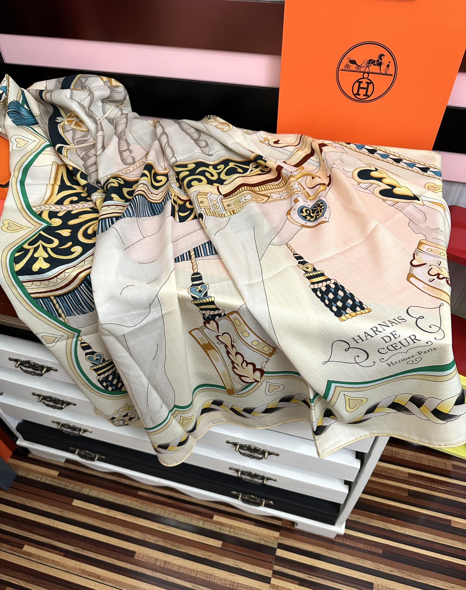 。上新 爱马仕【骏马奔腾】ZG同步 秋冬新款[爱心]新一季丝巾采购清单估计各位养马人们已经列好了[太阳]