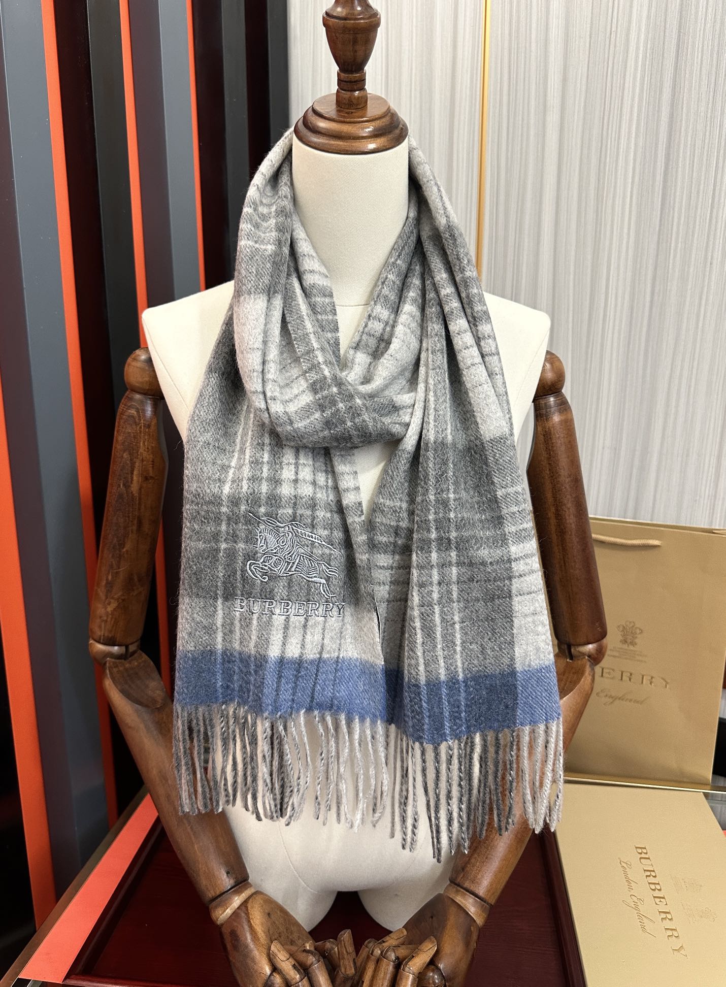 [爱心] 2025 新款。85%山羊绒 巴宝莉采用内蒙古顶级山羊绒，最新款男女通用情侣款👫重磅推荐💥 经