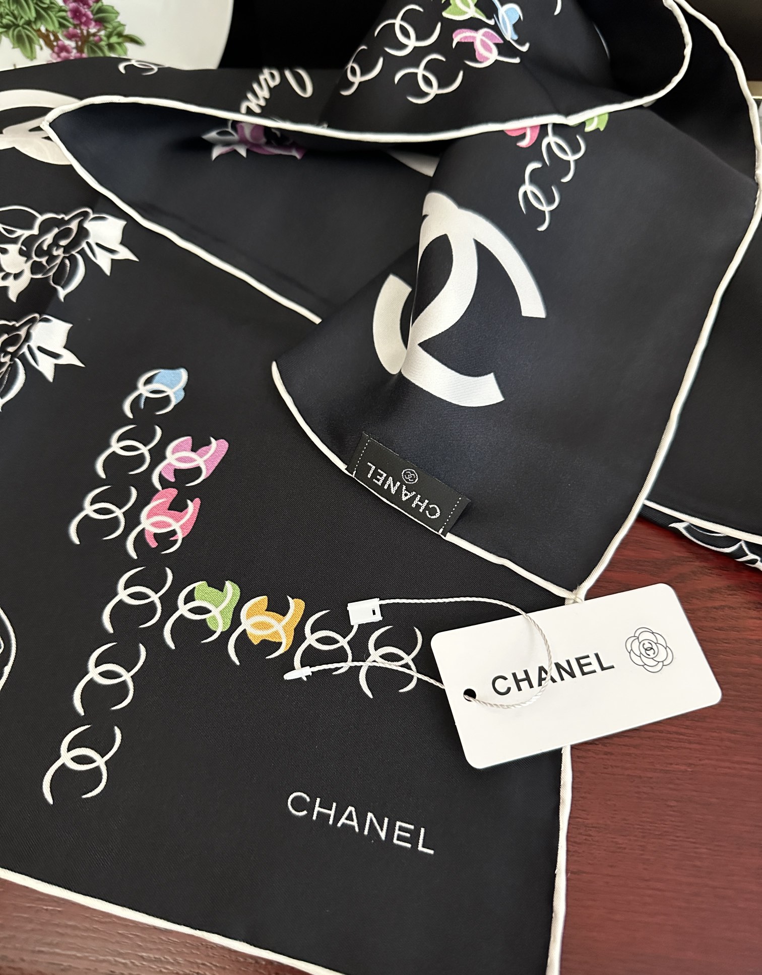 。双面同色 香奈儿18姆米 高版本👍香奶奶永远都是比较经典[發]一条印有字母Logo交织图案巧妙搭配[得